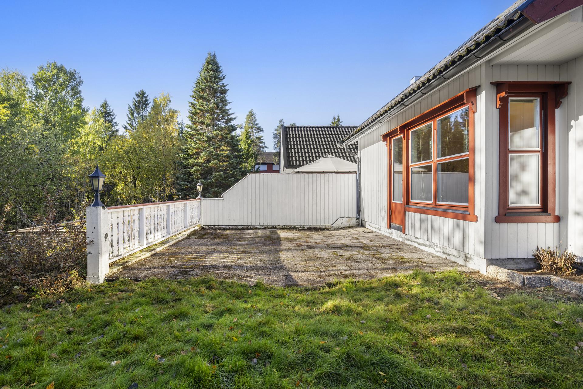 Dette er en kjedet enebolig over to plan med tilhørende garasje, peis og usjenerte uteplasser i et veletablert og barnevennlig nabolag.. Bilde nummer 2 av 3