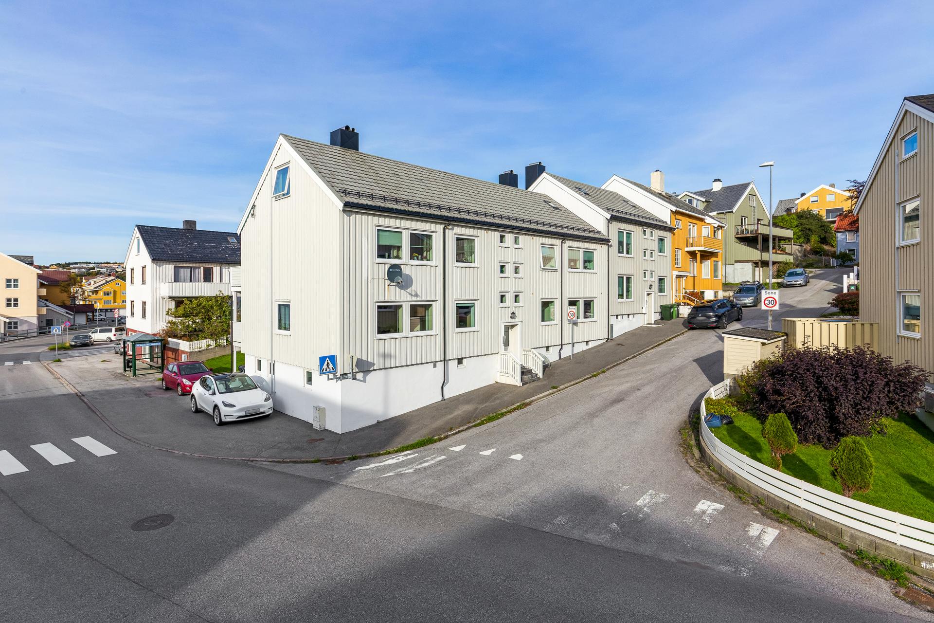 Leiligheten ligger i en høy 1 etasje sentralt på Nordlandet. Bilde nummer 2 av 3