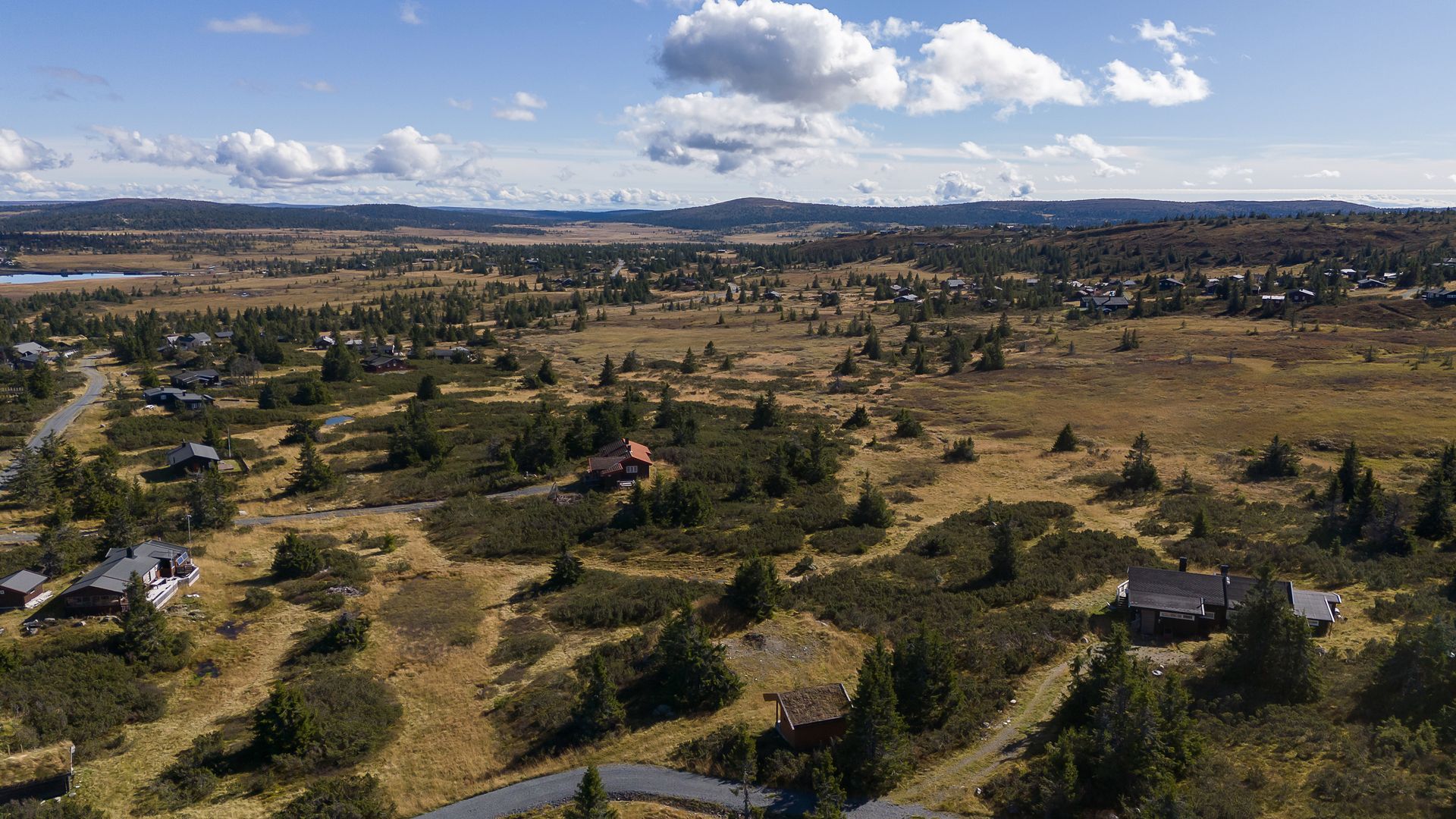 Ypperlige omgivelser for deg som er glad i friluftsliv. Her har du tilgang til både oppkjørte skiløyper og fine turstier sommerstid. Terrenget passer for hele familien.. Bilde nummer 2 av 3