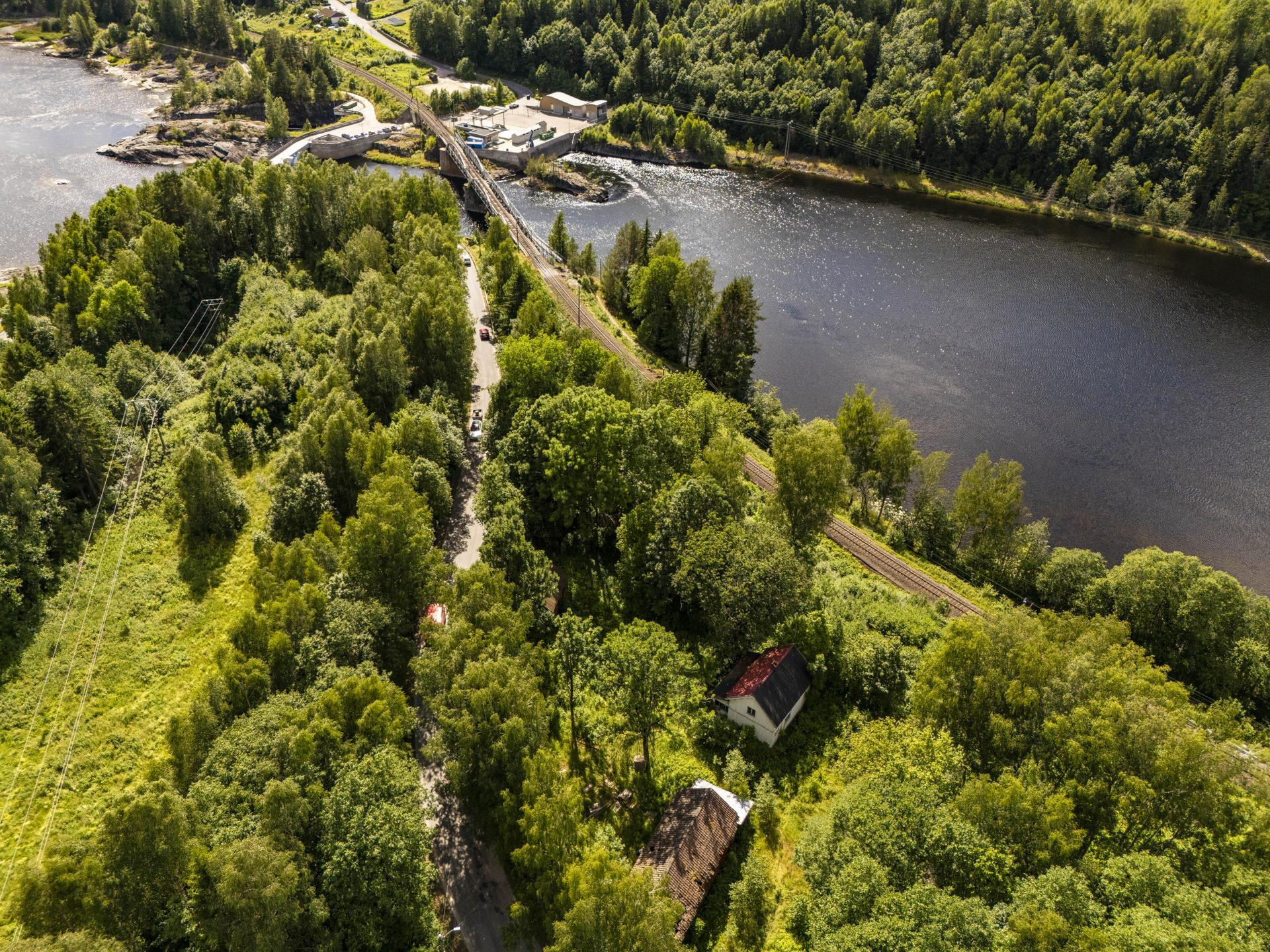 Eiendommen har en landlig og tilbaketrukket beliggenhet ved vannet.. Bilde nummer 1 av 3