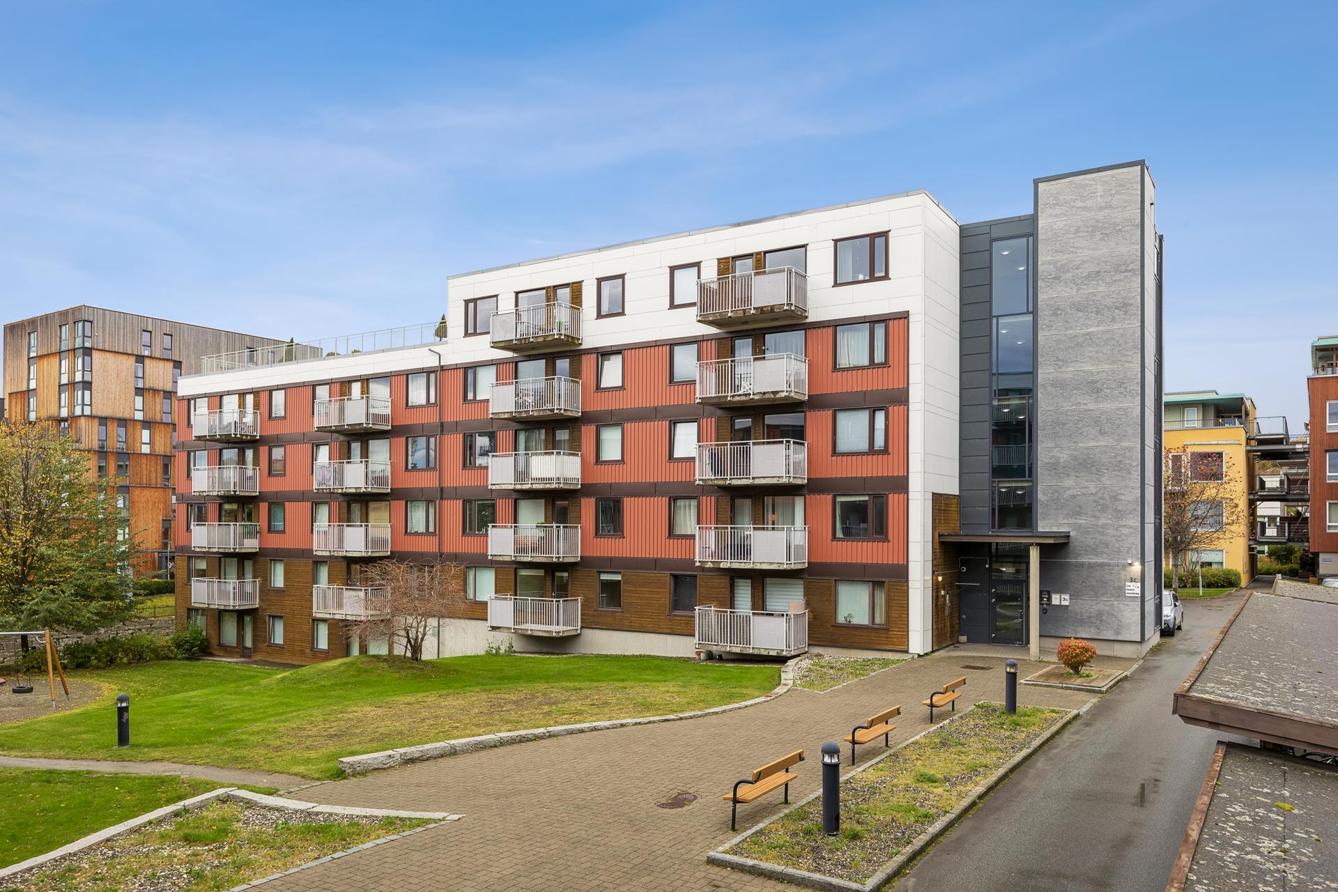 Leiligheten er oppført i 2007 og utgjør 60 kvm BRA-i. . Bilde nummer 2 av 3