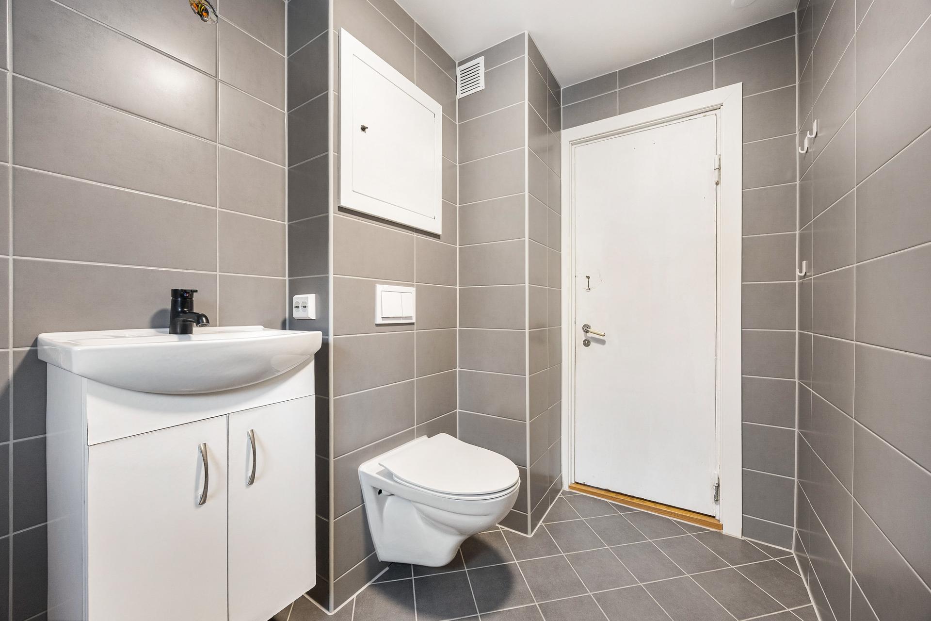Badet har opplegg for vaskemaskin og et moderne rør-i-rør-system med fordelerskap.. Bilde nummer 2 av 3