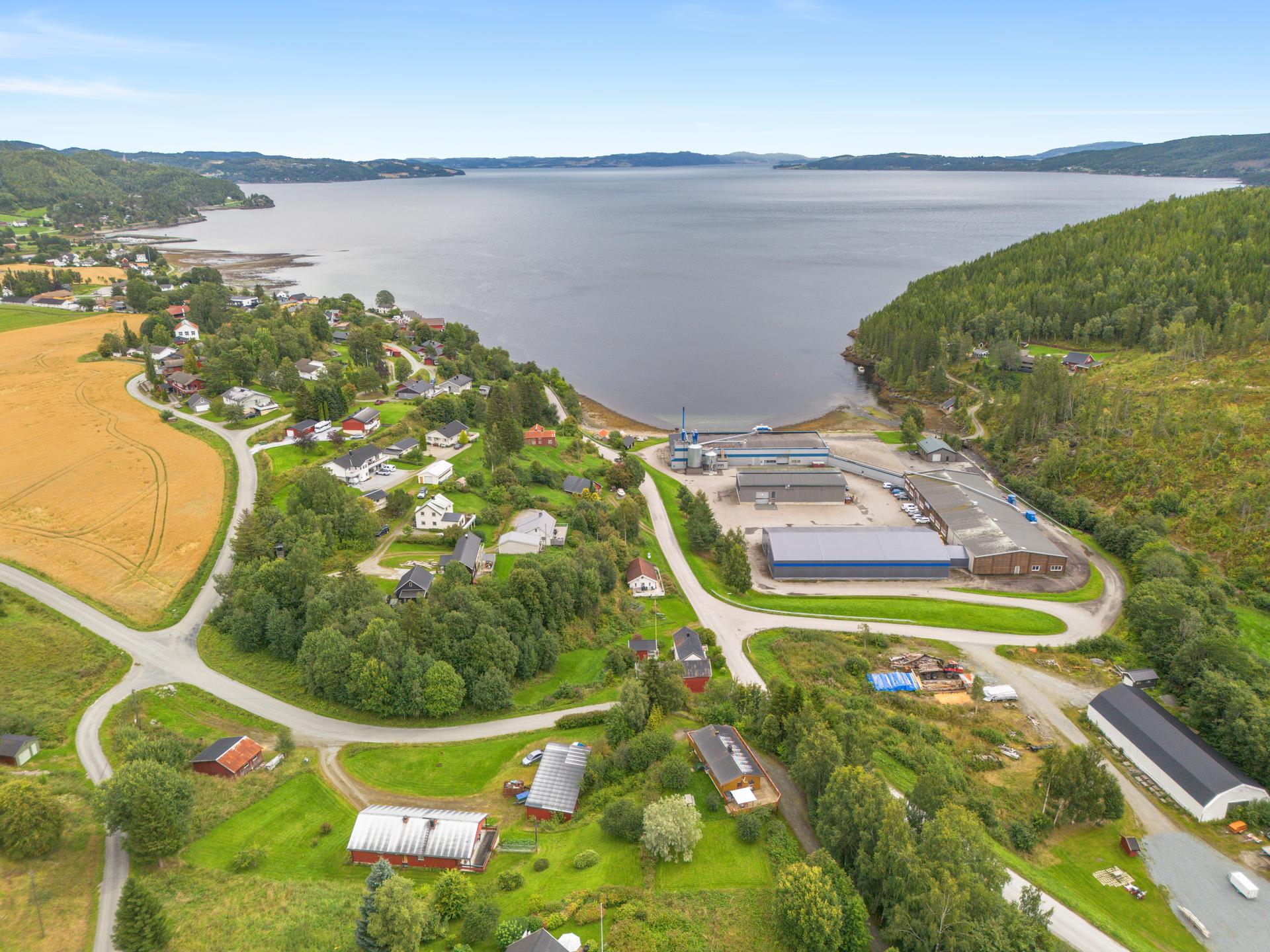  Det er 800 meter til Mosvik Brygge og den lokale dagligvaren. Ca. 2 km til småbåthavn og Jækta fjordstue. Ca. 20 min til Straumen med et bredt servicetilbud. . Bilde nummer 2 av 3
