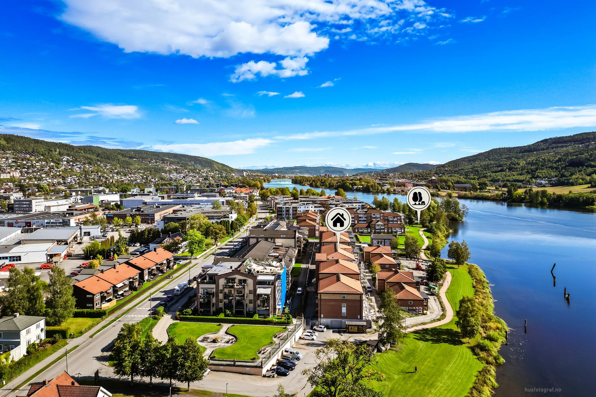 Veletablert og rolig boligområde på Åssiden ved Drammenselva. Her bor man i grønne omgivelser med store, pent opparbeidede fellesarealer og umiddelbar tilgang til fine tur- og sykkelveier langs elvebredden.. Bilde nummer 3 av 3