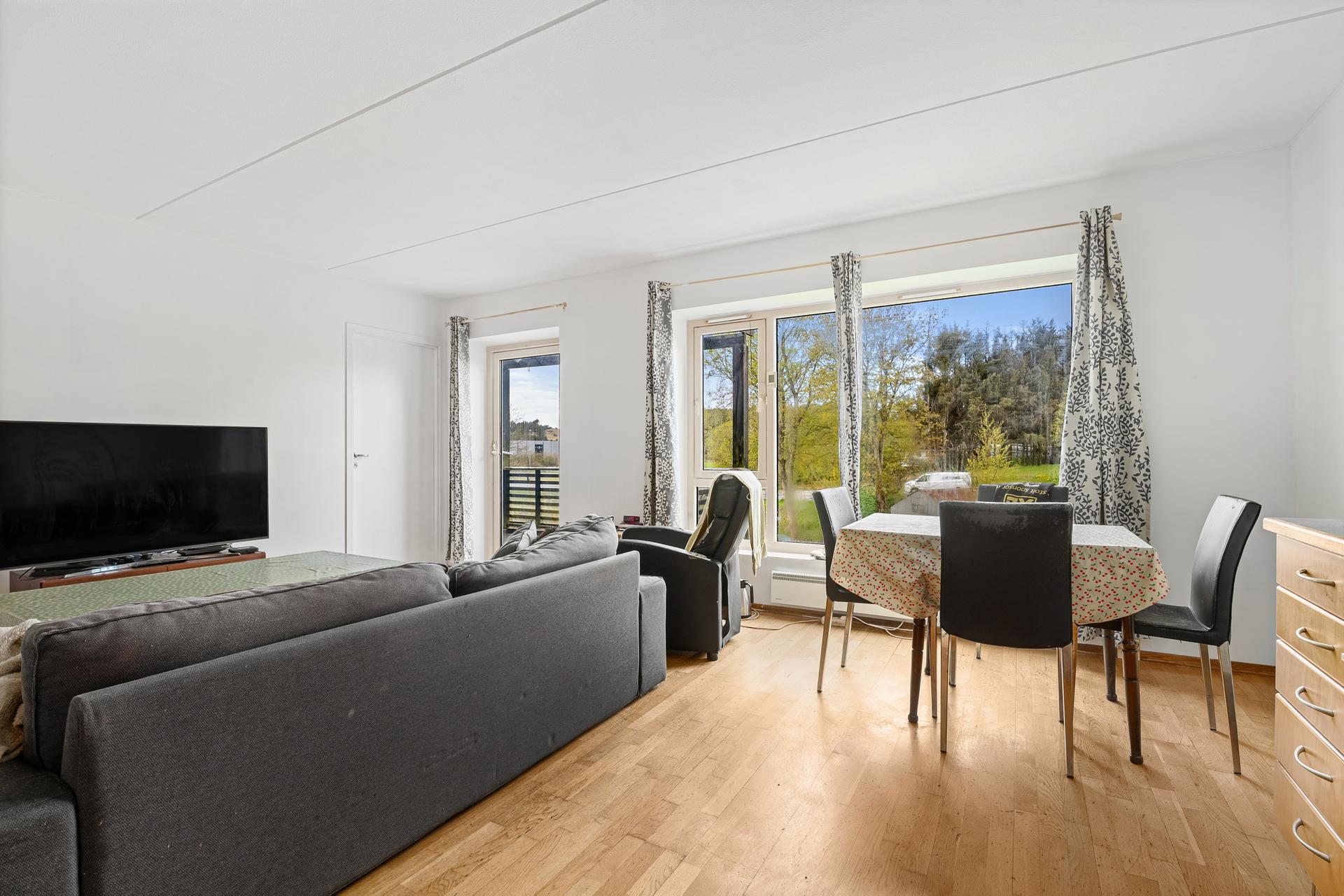 Velkommen til Tjeldvegen 14C H0201. Eiendommen presenteres av Kristine Ree Espedal i EiendomsMegler 1 Jærmegleren. Foto: Asle B. Haukland.. Bilde nummer 1 av 3