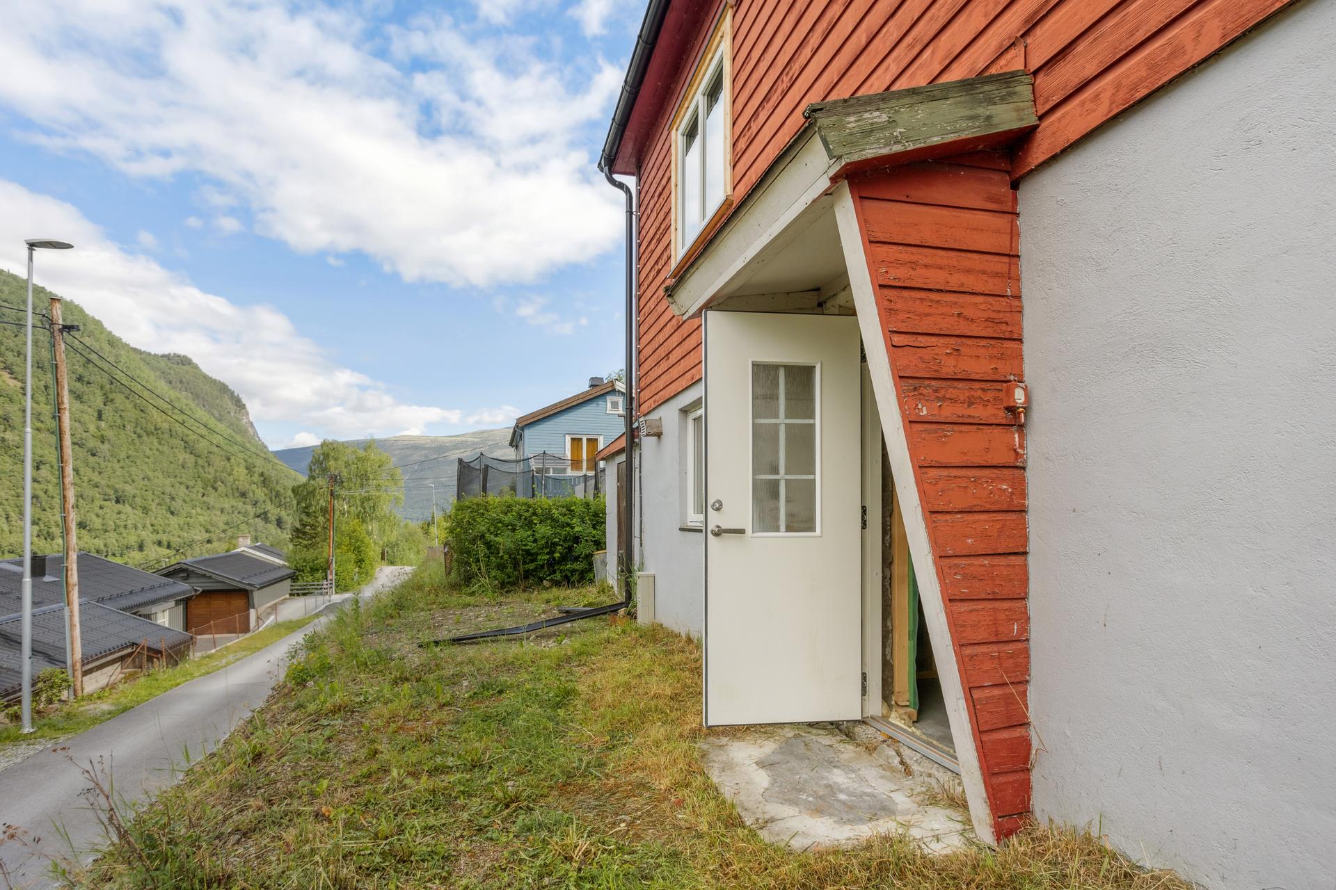 Enebolig med påbegynt renovering og gode muligheter for å skape et personlig hjem.. Bilde nummer 2 av 3