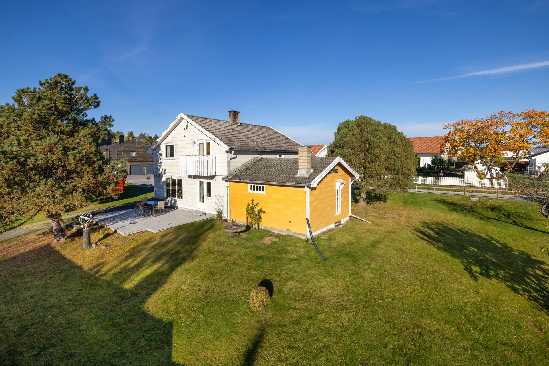 Boligen er tilbygget mot øst med peisestue og har balkong i loftsetasjen.. Bilde nummer 3 av 3