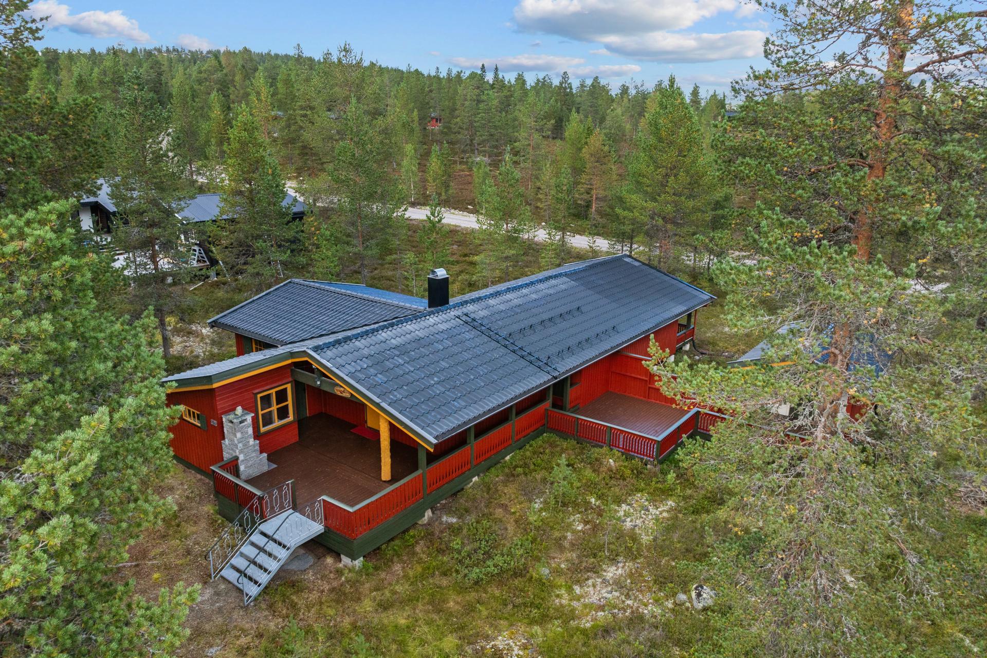 Eiendommen ligger på en stor naturtomt på 1272 m² med gode sol- og lysforhold.. Bilde nummer 2 av 3