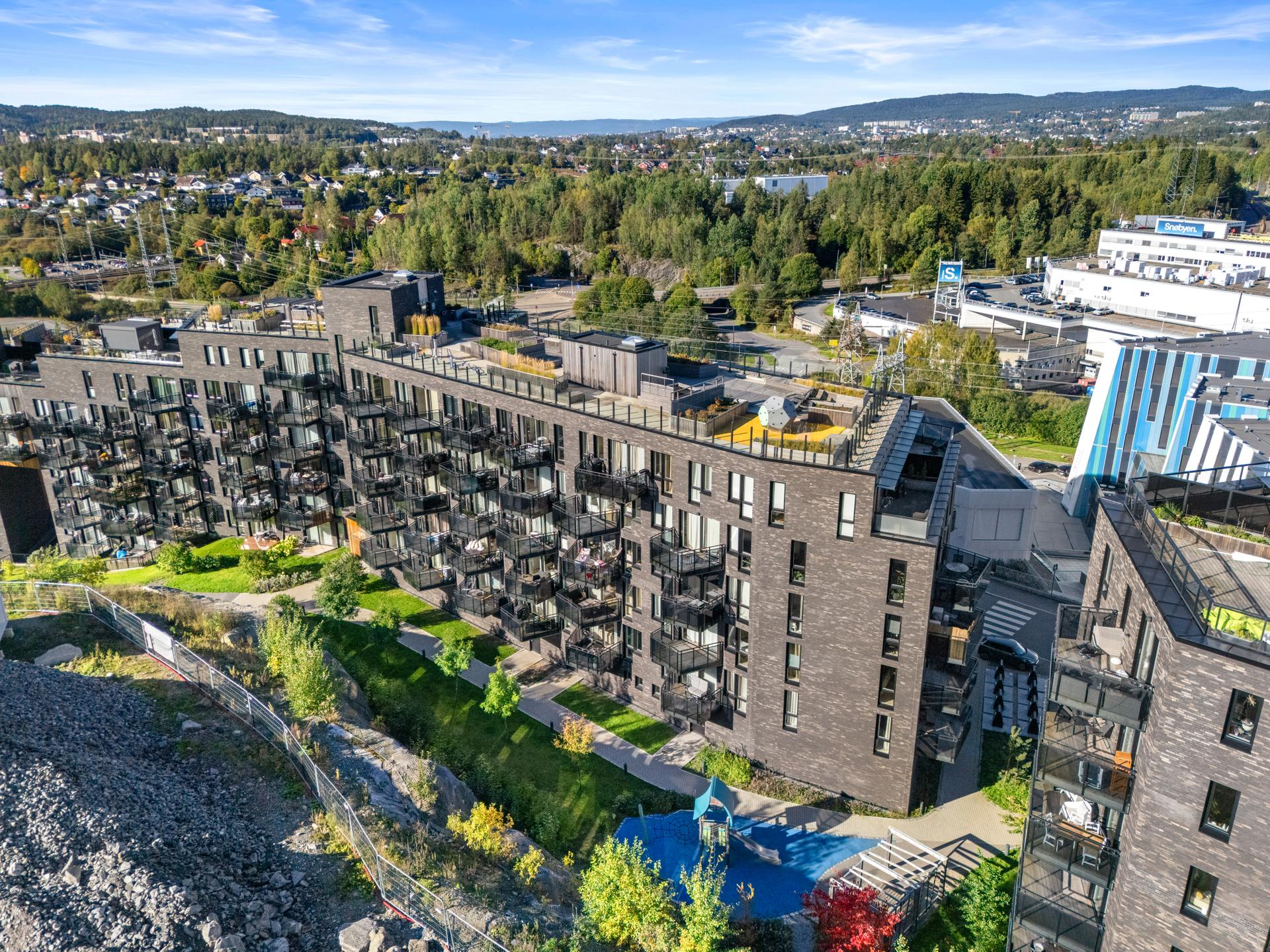 Lørenskog Stasjonsby og Snølia er et moderne boligområde med kort reisevei til Oslo – kun ca. 18 minutter med tog – samtidig som du bor nær marka.. Bilde nummer 3 av 3