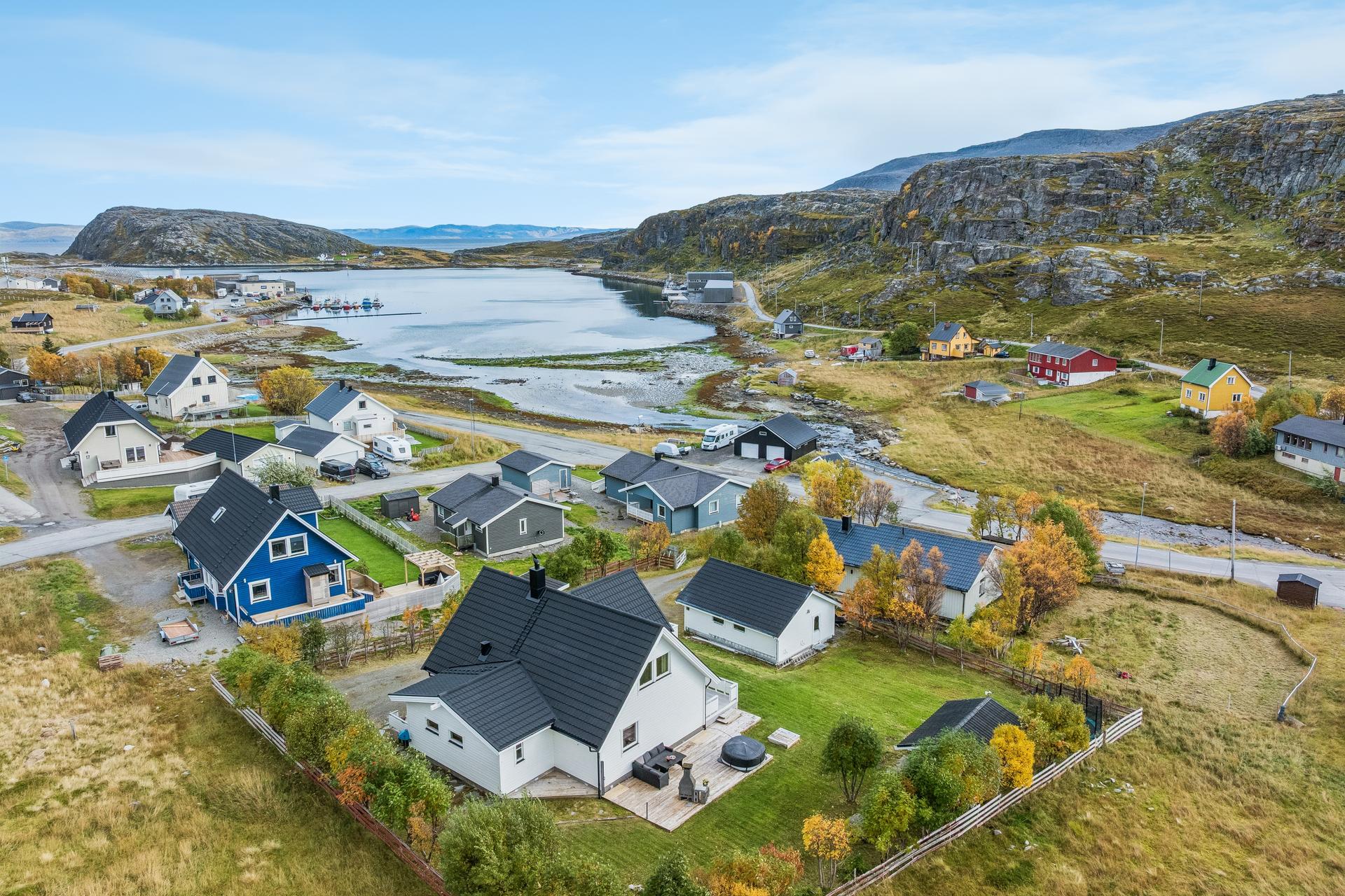 Eiendommen ligger i et etablert boligområde med kort vei ned til Forsølbukta.. Bilde nummer 2 av 3
