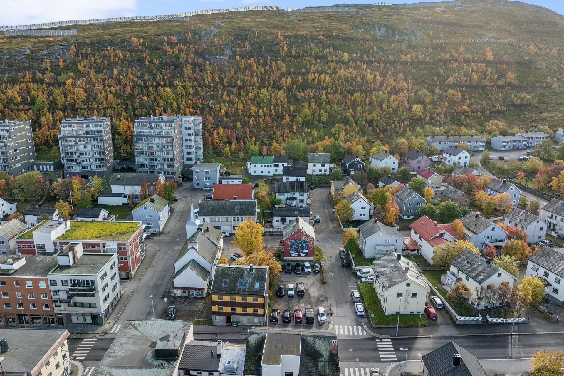 Sentral beliggenhet i Hammerfest med gangavstand til daglige servicetilbud.. Bilde nummer 3 av 3