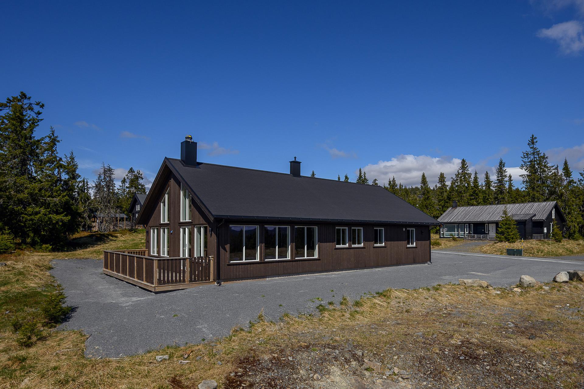 Velkommen til Storhotellvegen 91! Utrolig flott, nyoppført og strøken hytte med sentral og attraktiv beliggenhet på Sjusjøen.. Bilde nummer 1 av 3