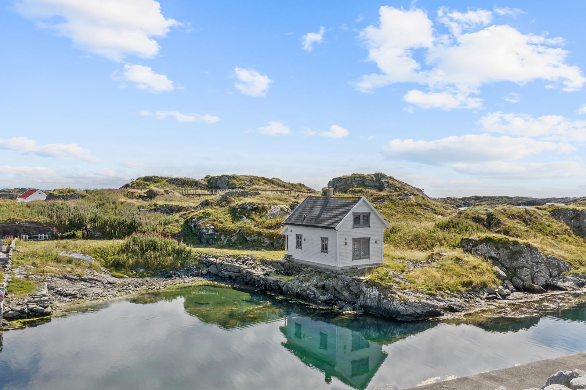 En sjelden mulighet til å eie en hytte med med sjøen helt nær.. Bilde nummer 2 av 3