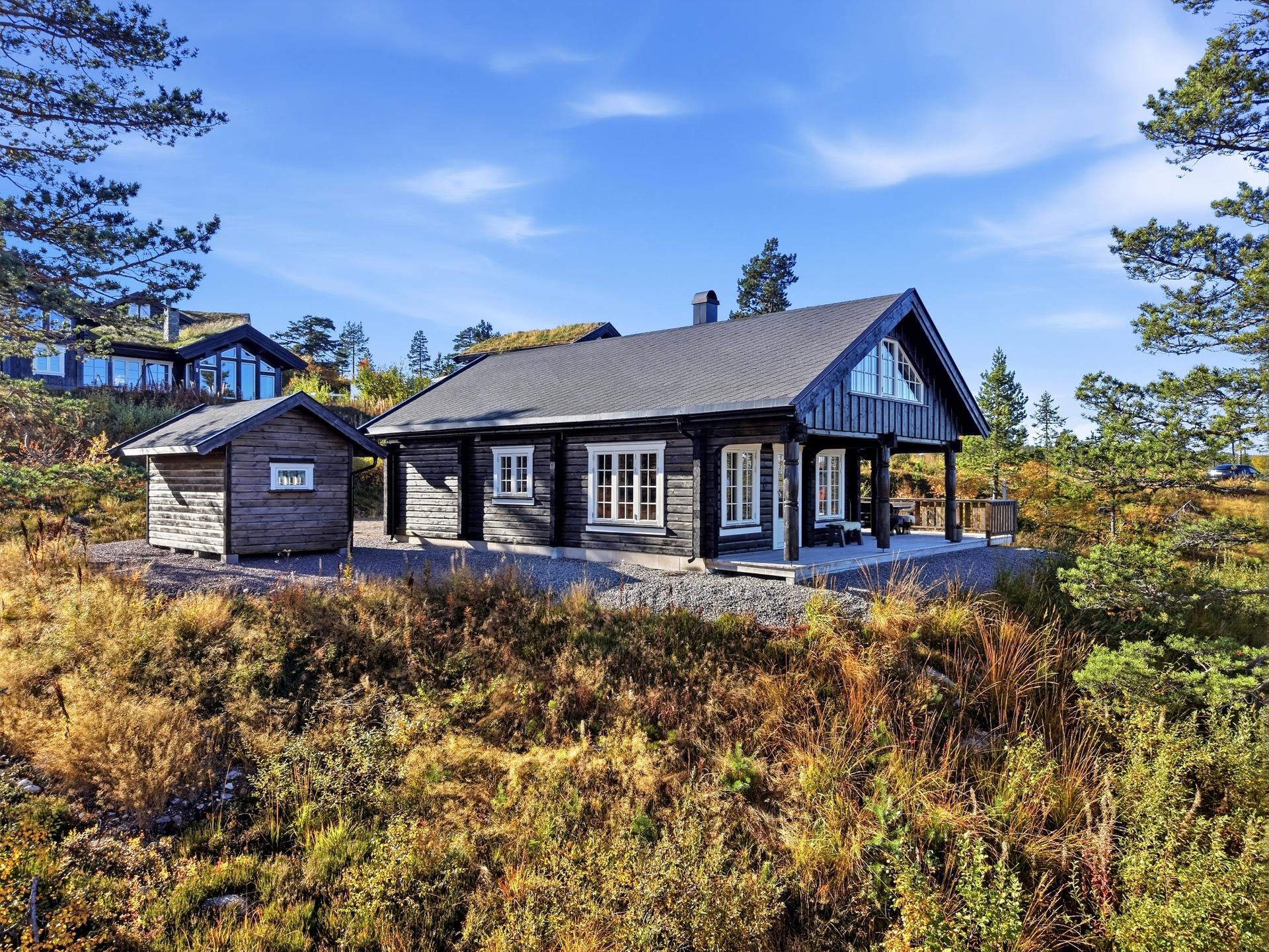Eiendommen ligger i et lett skrånet terreng med fri utsikt og luftige omgivelser.. Bilde nummer 3 av 3
