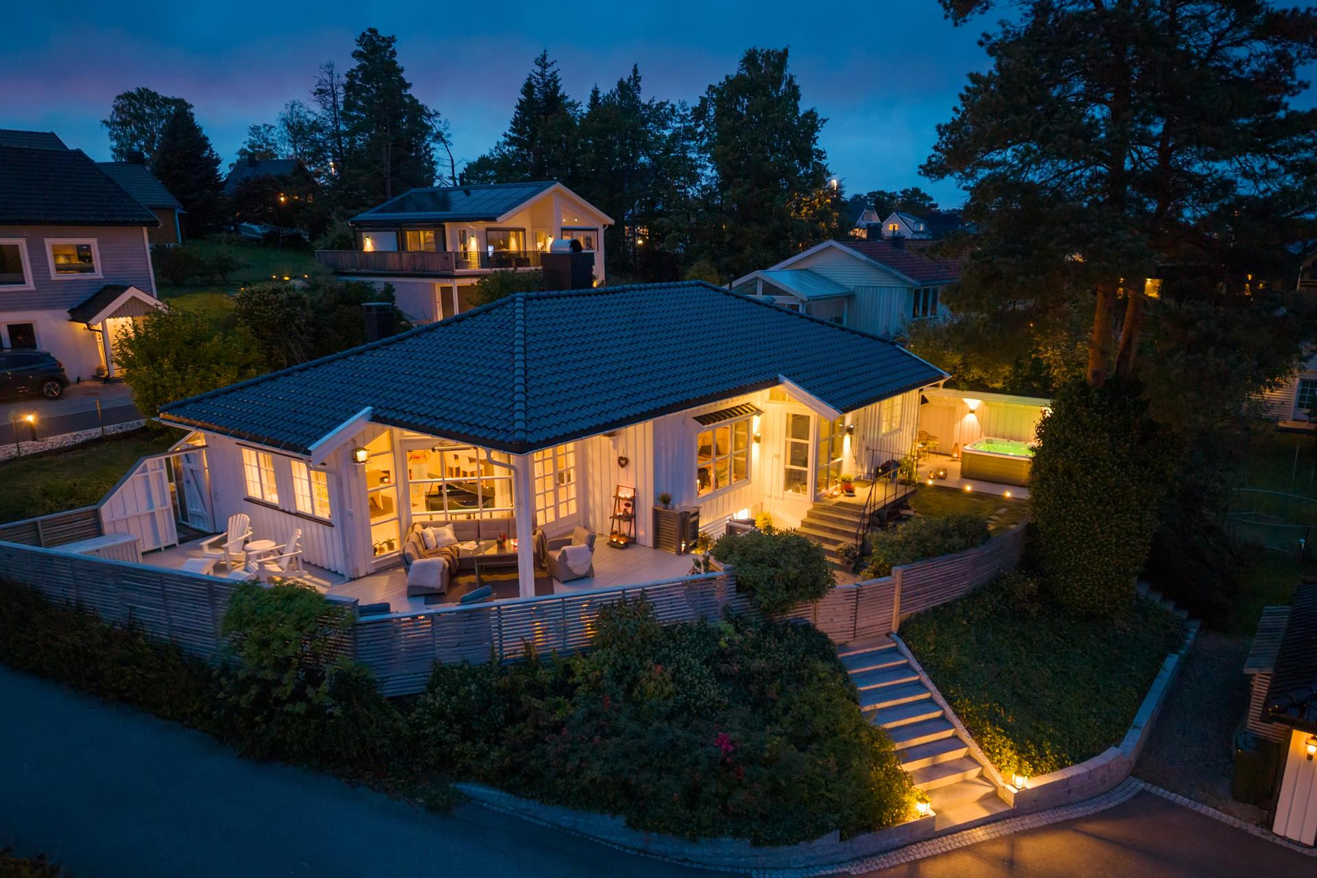 Velkommen til flotte Gårdboveien 58, presentert av Maiken B. Paulsen v/ EiendomsMegler 1. 
Foto: Eiendomsfoto Bjørn Kjærra. Bilde nummer 1 av 3