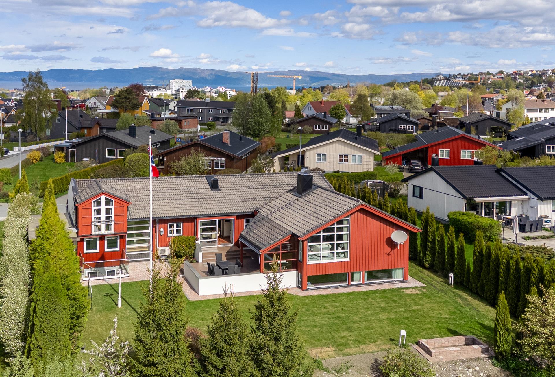 Dette er en herskapelig, arkitekttegnet enebolig på 347m². . Bilde nummer 2 av 3