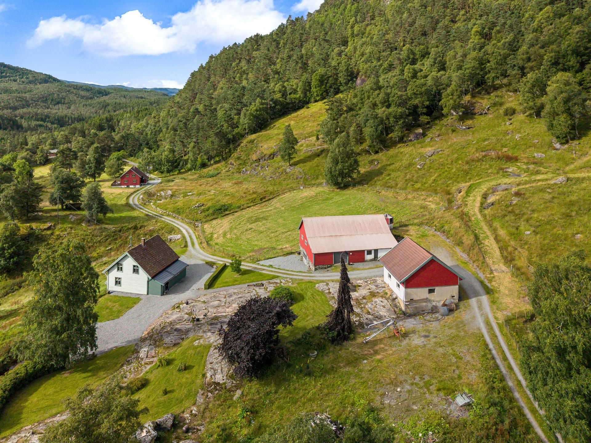 Et velholdt og oversiktlig tun i flotte omgivelser. Bilde nummer 2 av 3