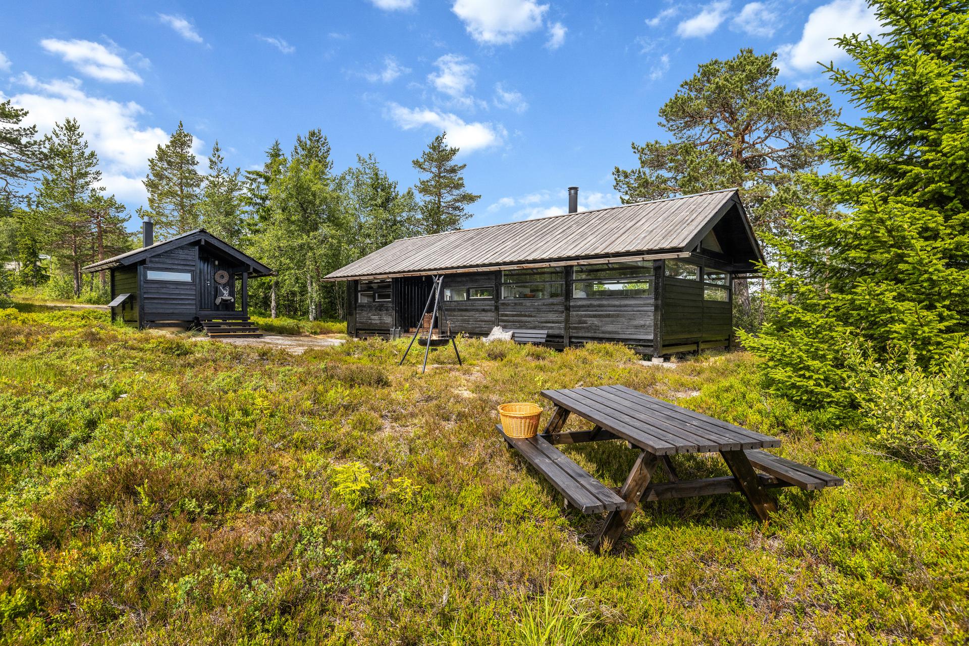 Velkommen til denne sjarmerende fritidsboligen! Foto: Morten Normann AS. Bilde nummer 1 av 3