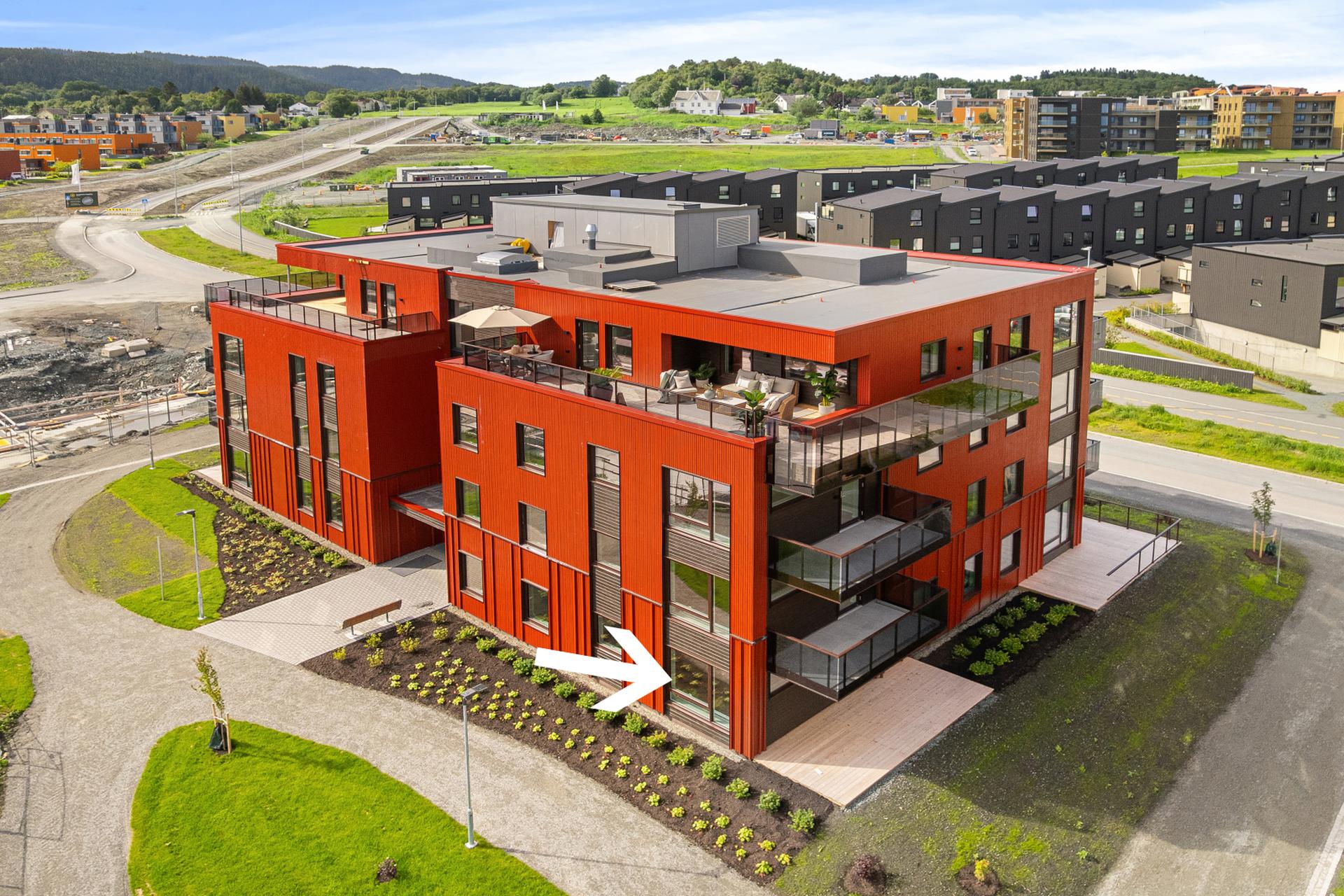 Boligen ligger fint til i bygg I, på bakkeplan med stor uteplass. . Bilde nummer 2 av 3