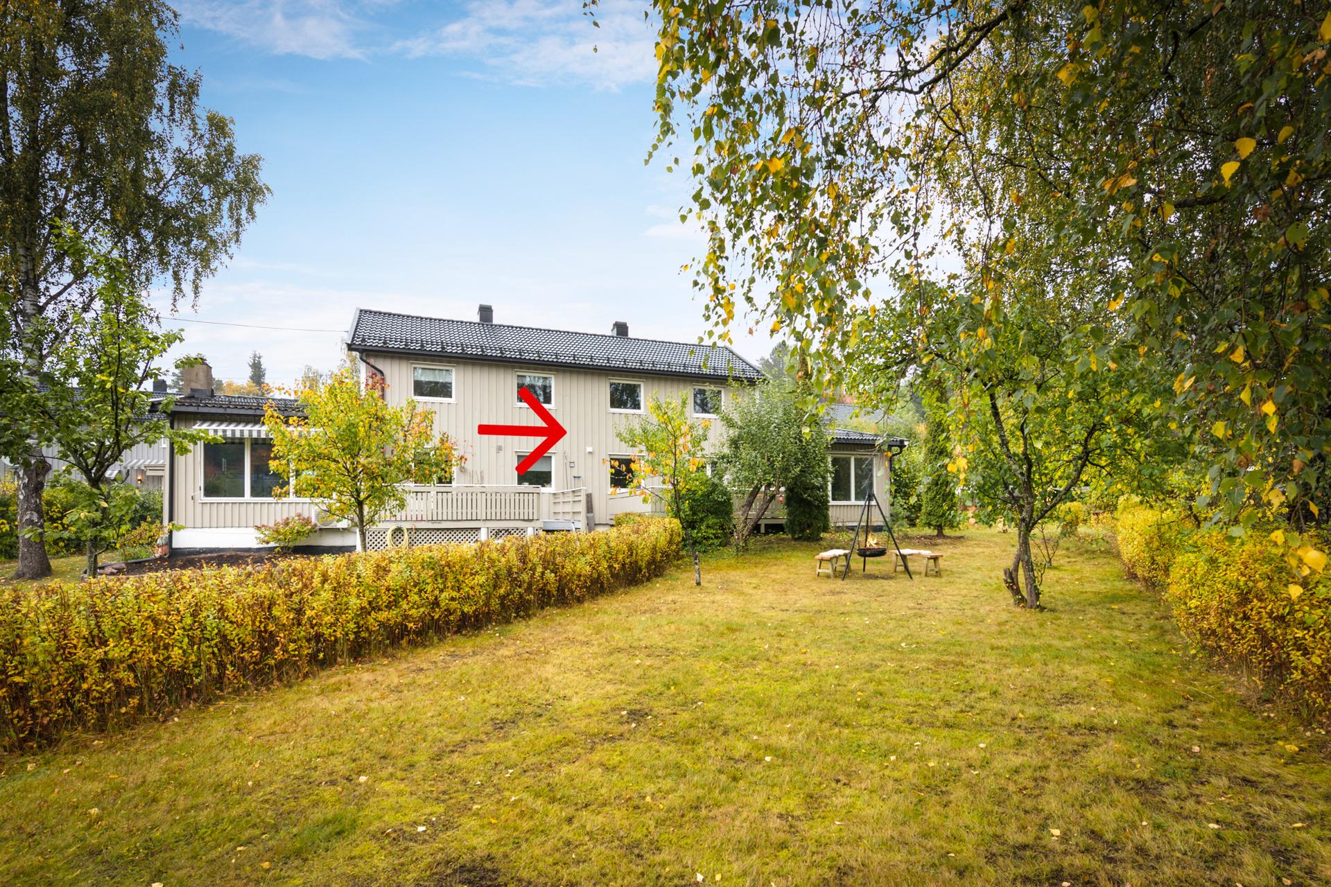Boligen har en spesielt stor hage med masse muligheter for hele familien.. Bilde nummer 2 av 3