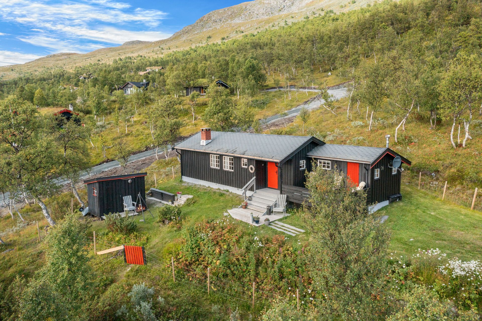 Eiendommen ligger ved populære Skarvatnet ca. 17 km vest for Oppdal sentrum.. Bilde nummer 2 av 3