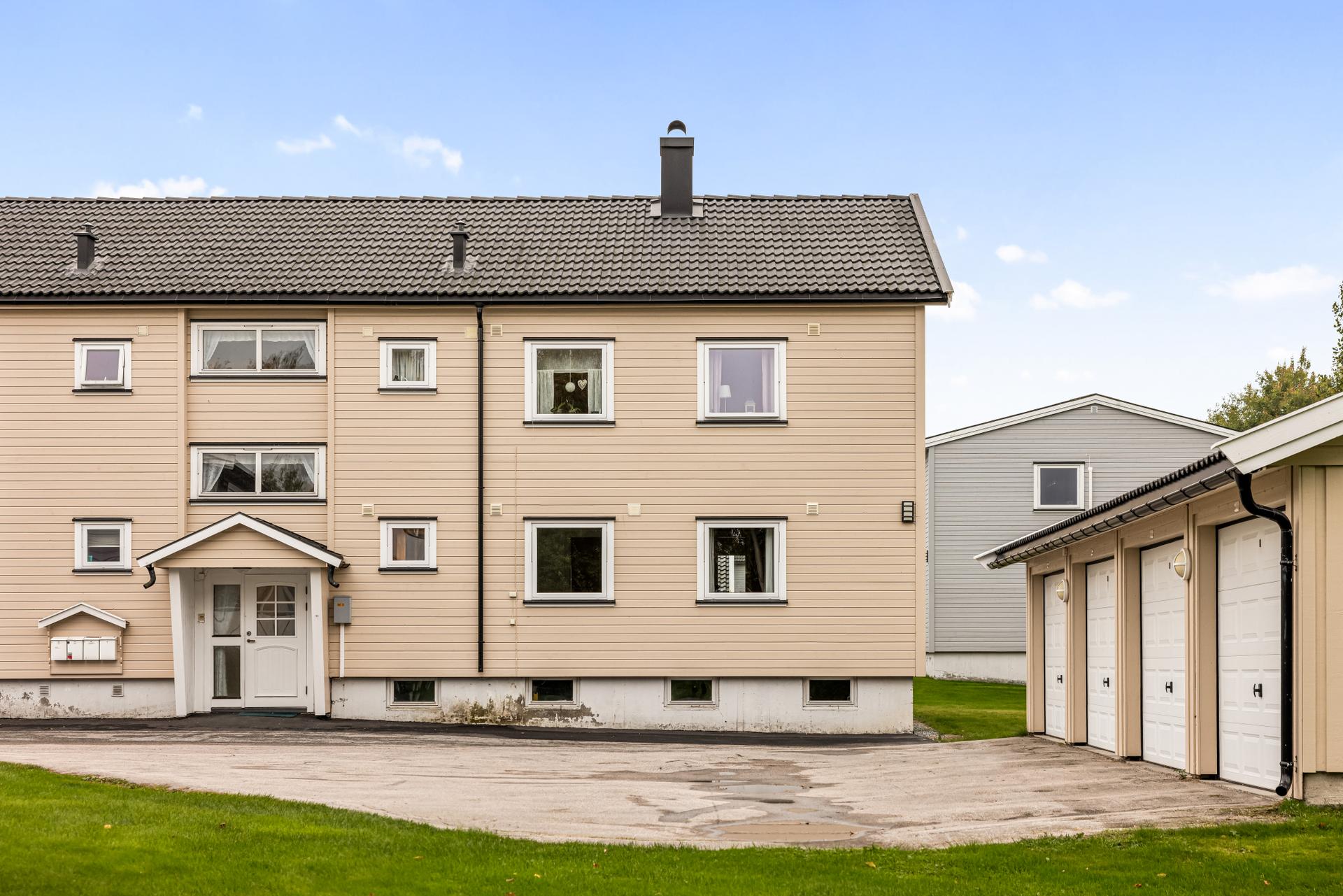 Andelsleilighet i 1. etasje, med egen garasjeplass rett ved inngangen. Det må påregnes modernisering av innvendige overflater.. Bilde nummer 2 av 3