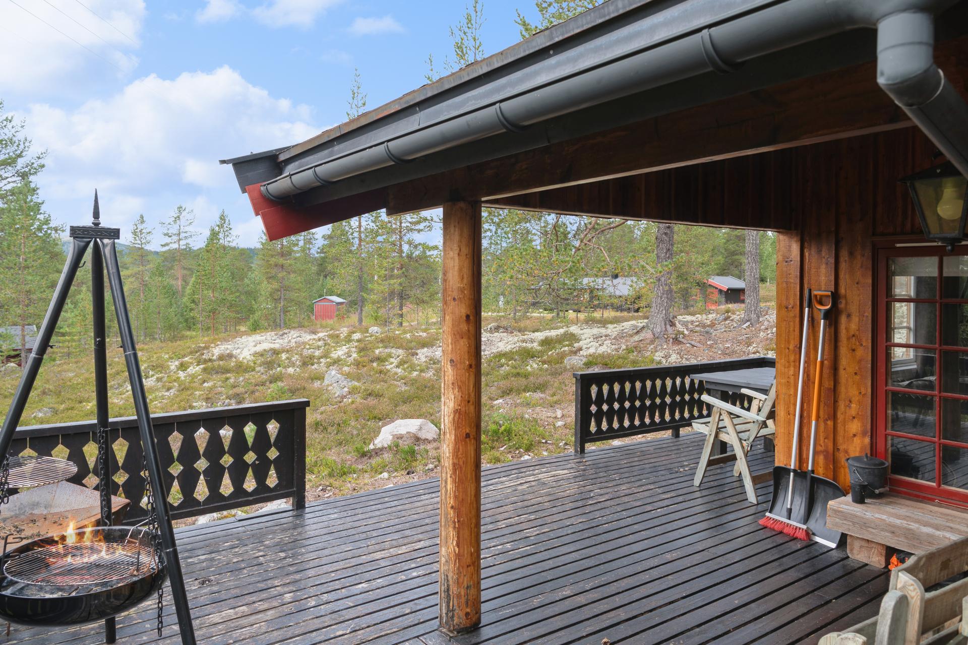 En del av verandaen er overbygget, noe som gir ly for vær og vind.. Bilde nummer 2 av 3