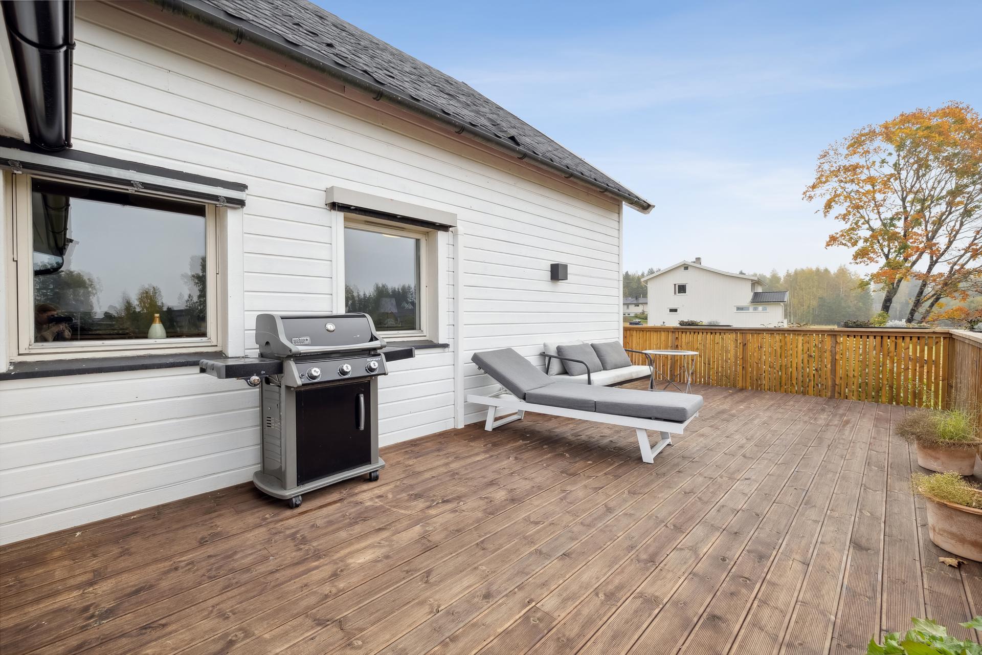 Enebolig over tre plan med en stor, vestvendt terrasse på 33 m².. Bilde nummer 2 av 3