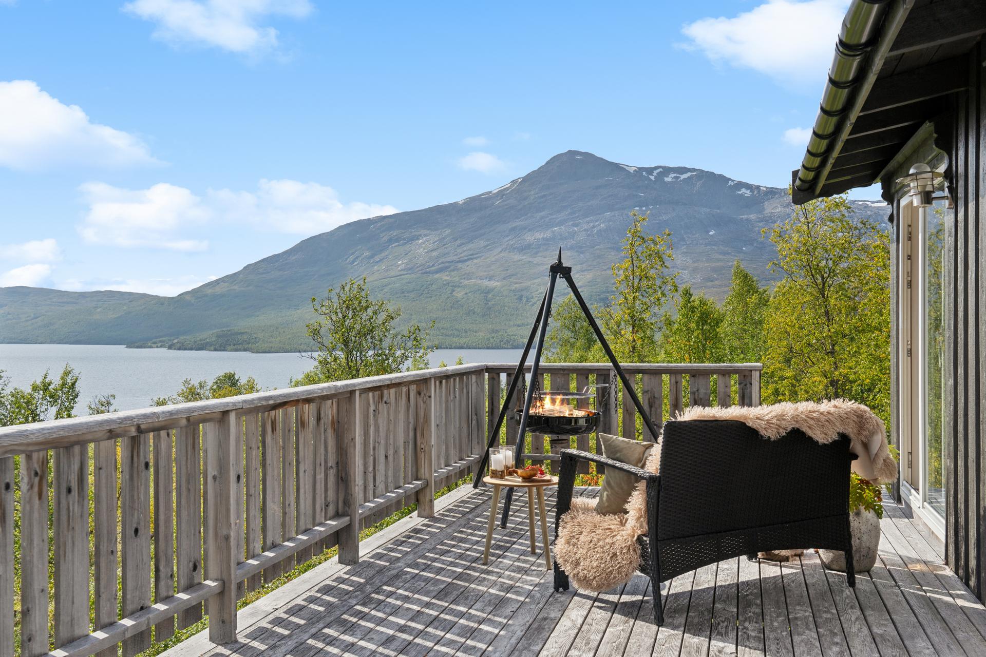 Den store terrassen og vinterhagen gir en vidstrakt utsikt mot fjellheimen.. Bilde nummer 3 av 3