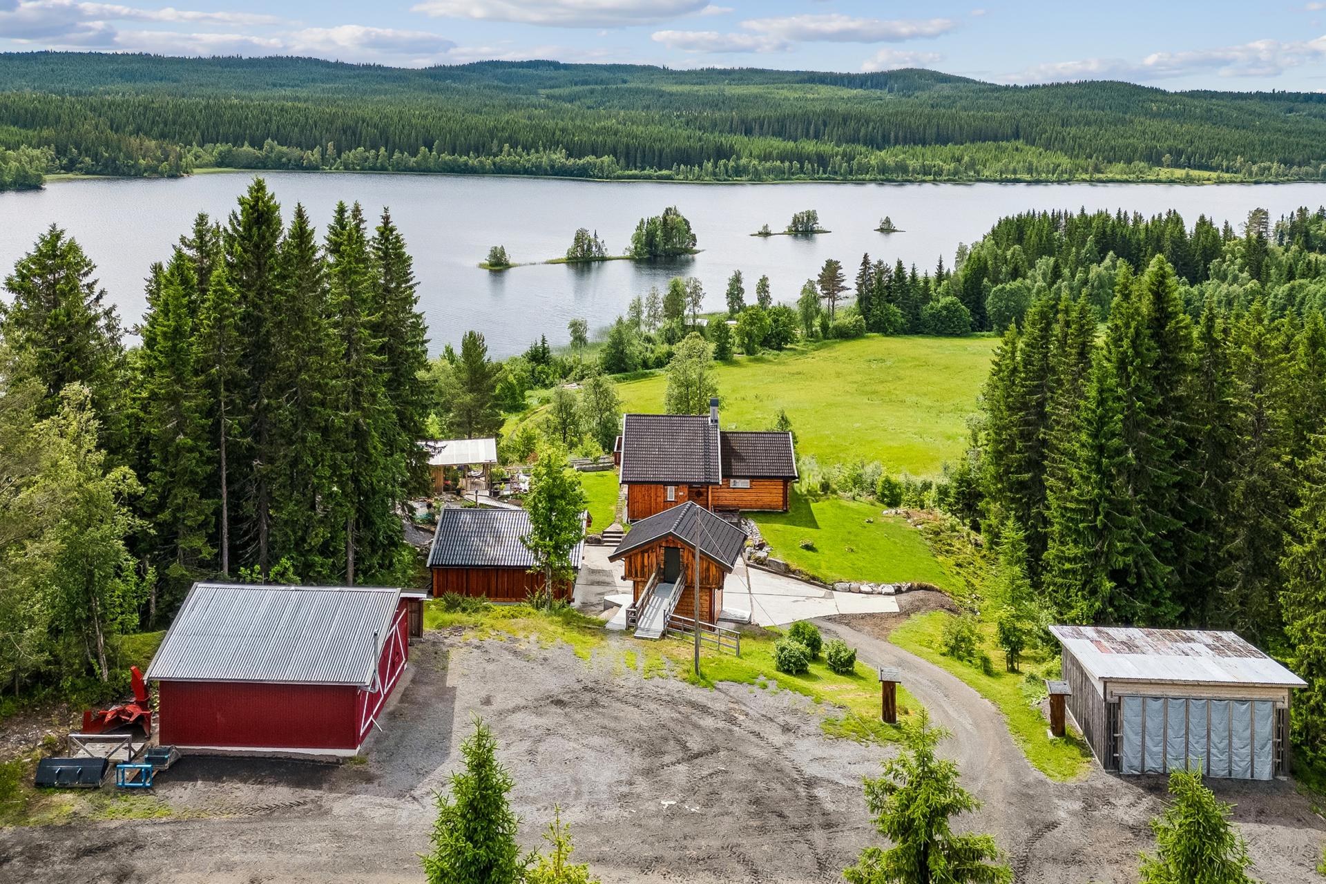 Solrikt og åpent, med flott utsikt til Landåsvatnet rett nedenfor.. Bilde nummer 2 av 3