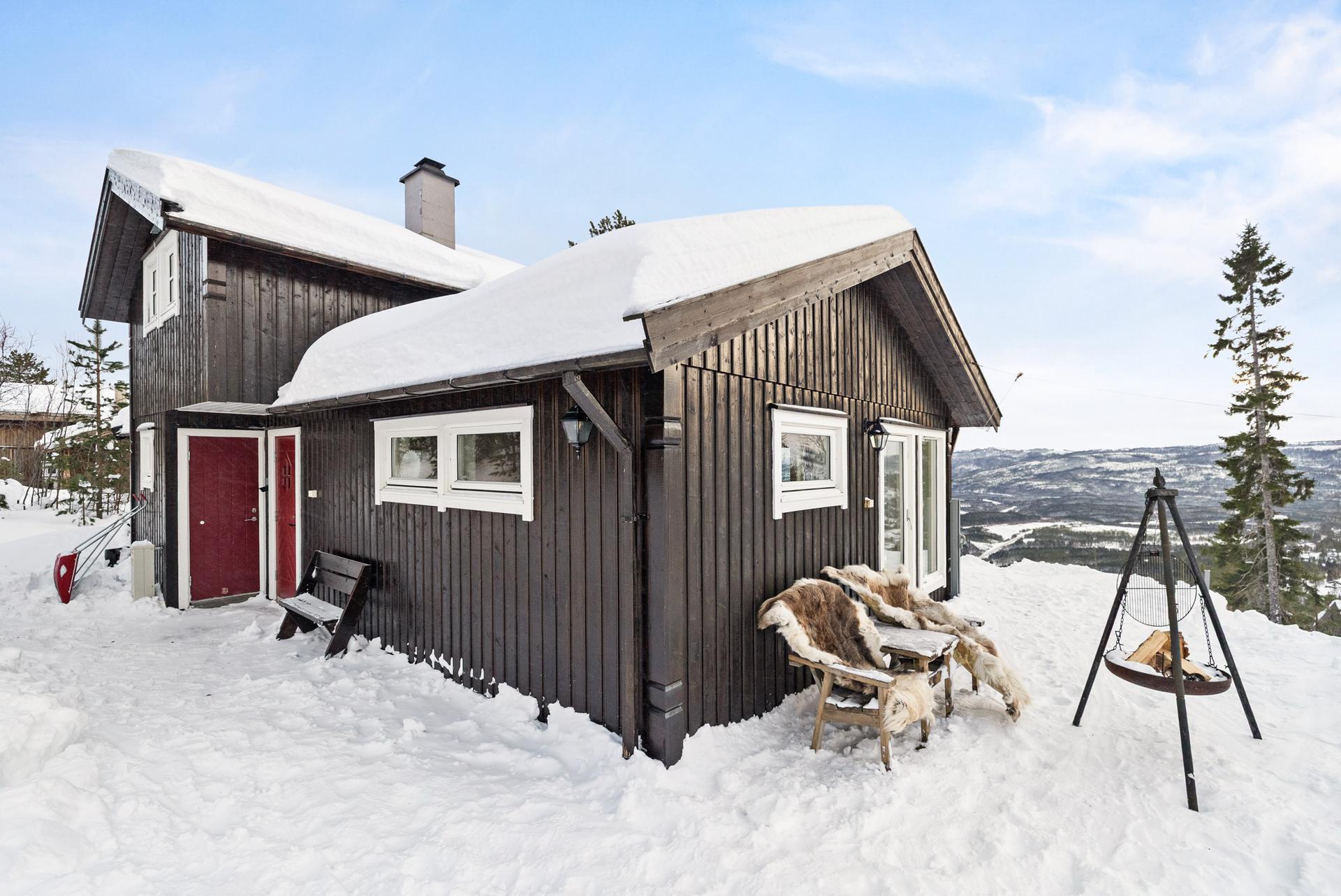 Hytte fra 2009. Høy og fin beliggenhet med flott utsikt mot Sandøla og Formofoss i øst. Bilde nummer 2 av 3