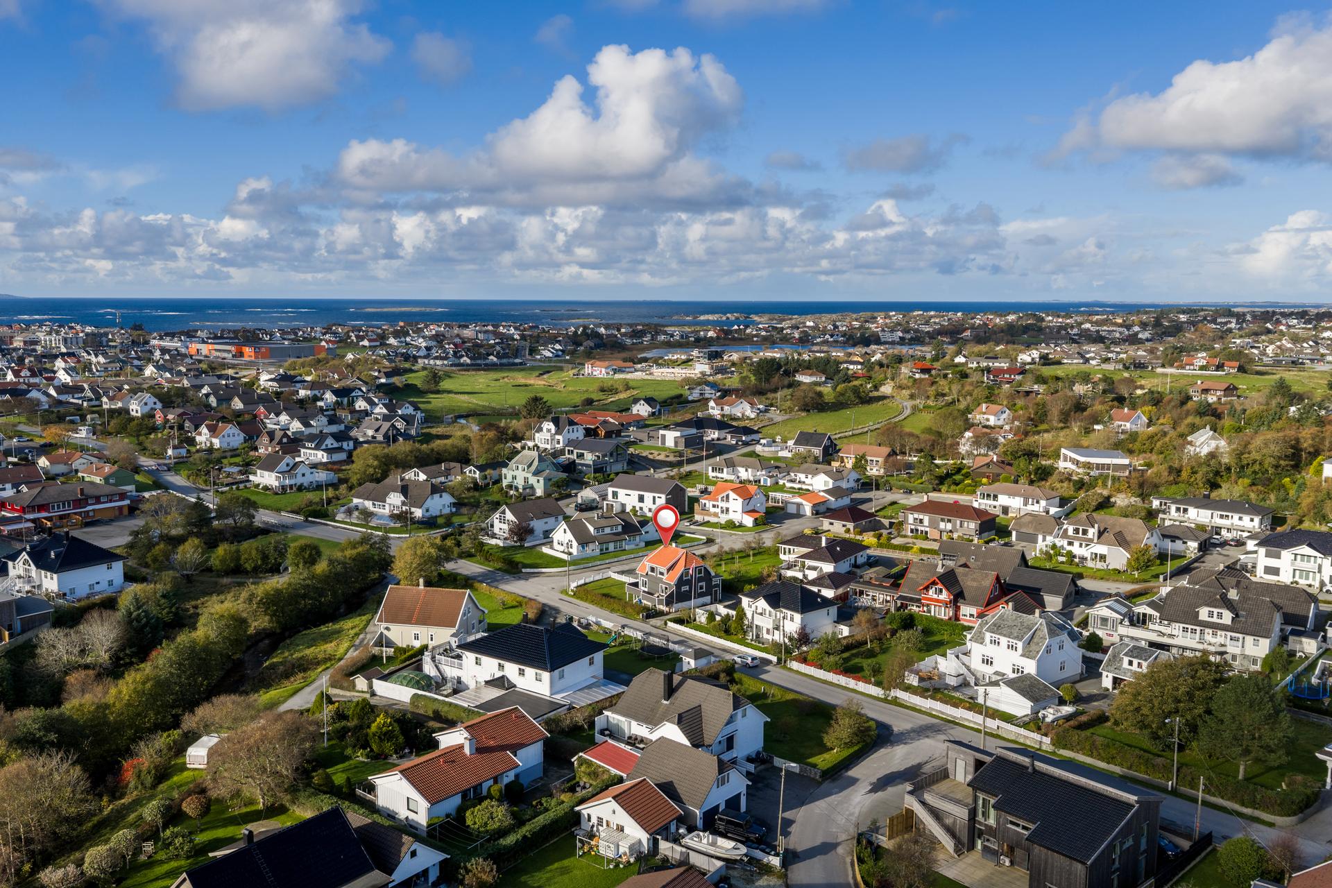 Like i nærheten finner man barnehage, skole, butikker, idrettsanlegg og turområder.. Bilde nummer 3 av 3