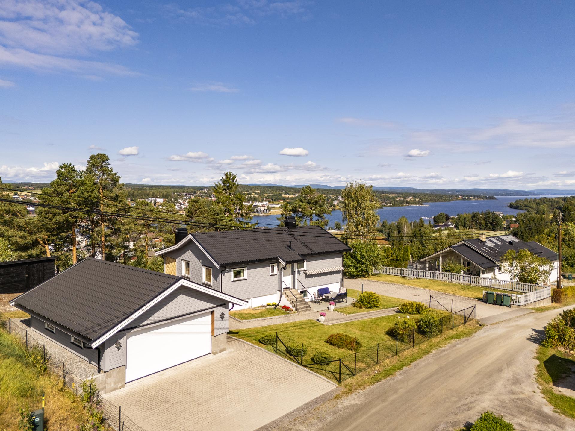 Velkommen til Vikerkleiva 112! Foto: Viken fototjenester Erik Andersen.
. Bilde nummer 1 av 3