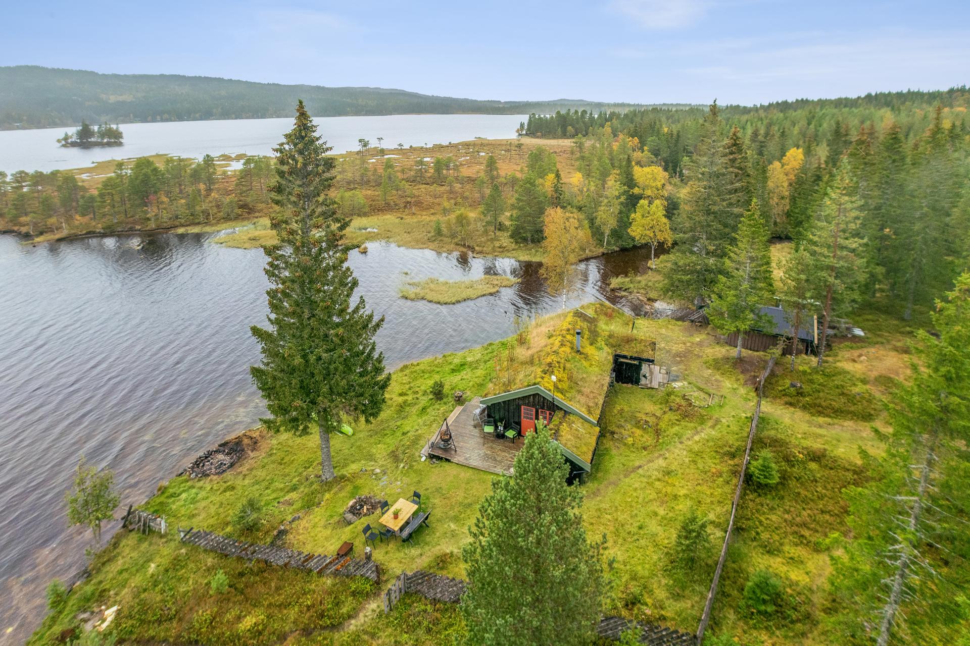 Eiendommen ligger skjermet til på en tange ved Tomtvatnet, med oppkjørte skiløyper og turterreng like ved.. Bilde nummer 2 av 3