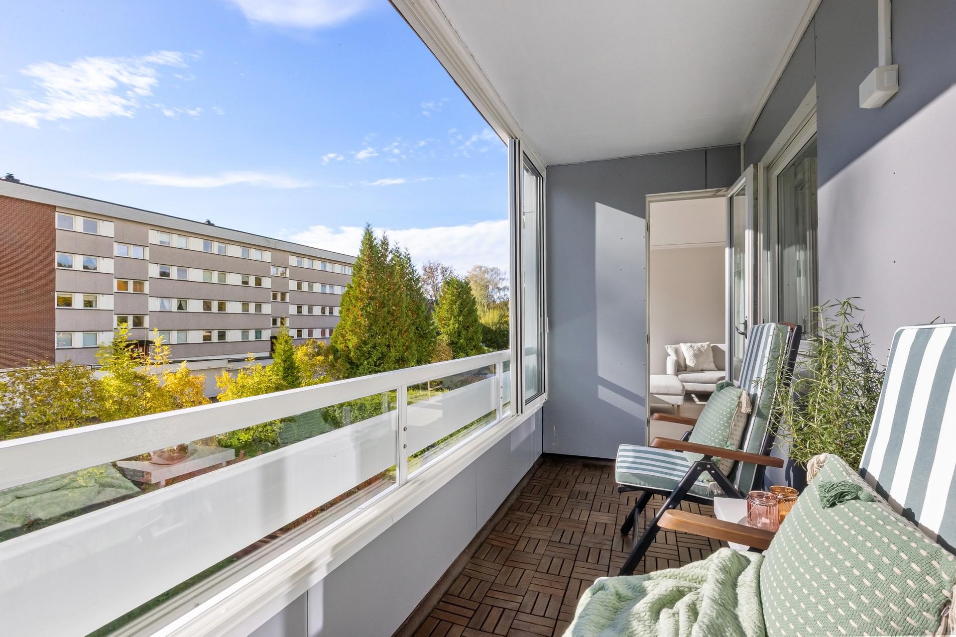 Overbygget uterom med adkomst fra stuen . Bilde nummer 2 av 3