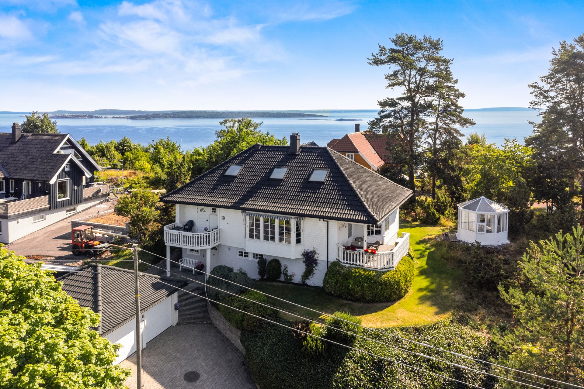 Eiendommen ligger høyt og fritt i Åsgårdstrand, med flott utsikt over Oslofjorden.. Bilde nummer 3 av 3
