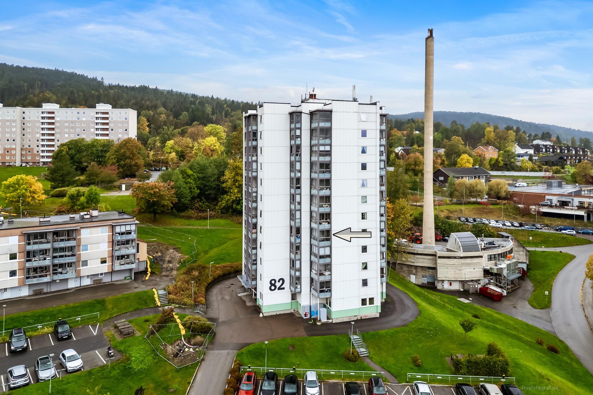 Romslig andelsleilighet i 4. etasje med heis og to innglassede balkonger.. Bilde nummer 2 av 3