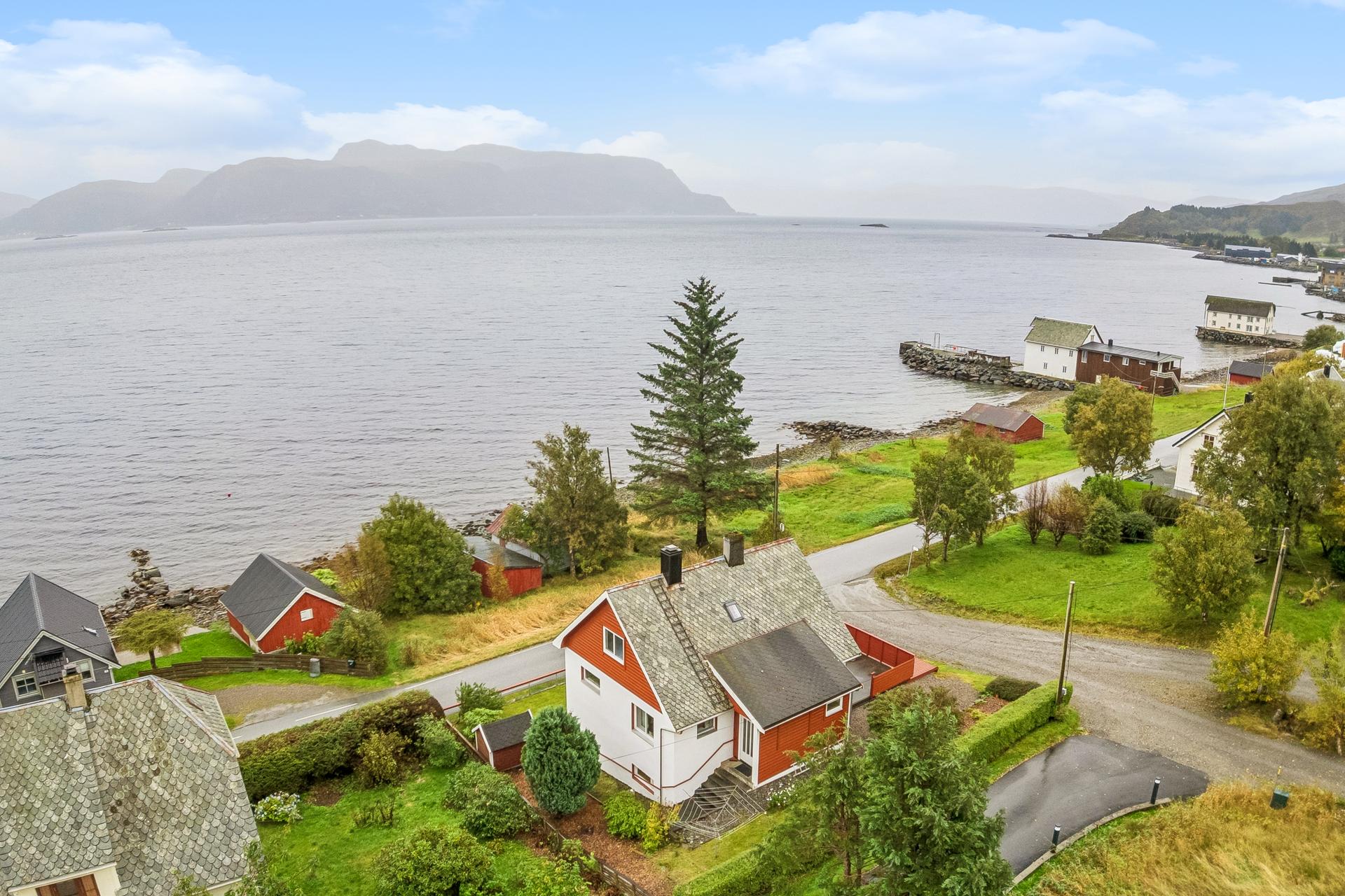 Einebustad over tre plan med sjønær plassering og open utsikt over fjorden.. Bilde nummer 2 av 3