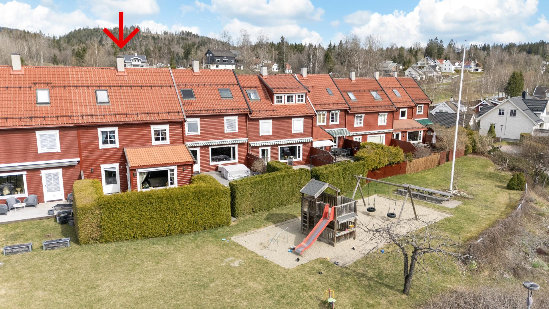 Hagen er godt skjermet med hekk. Bilde nummer 2 av 3