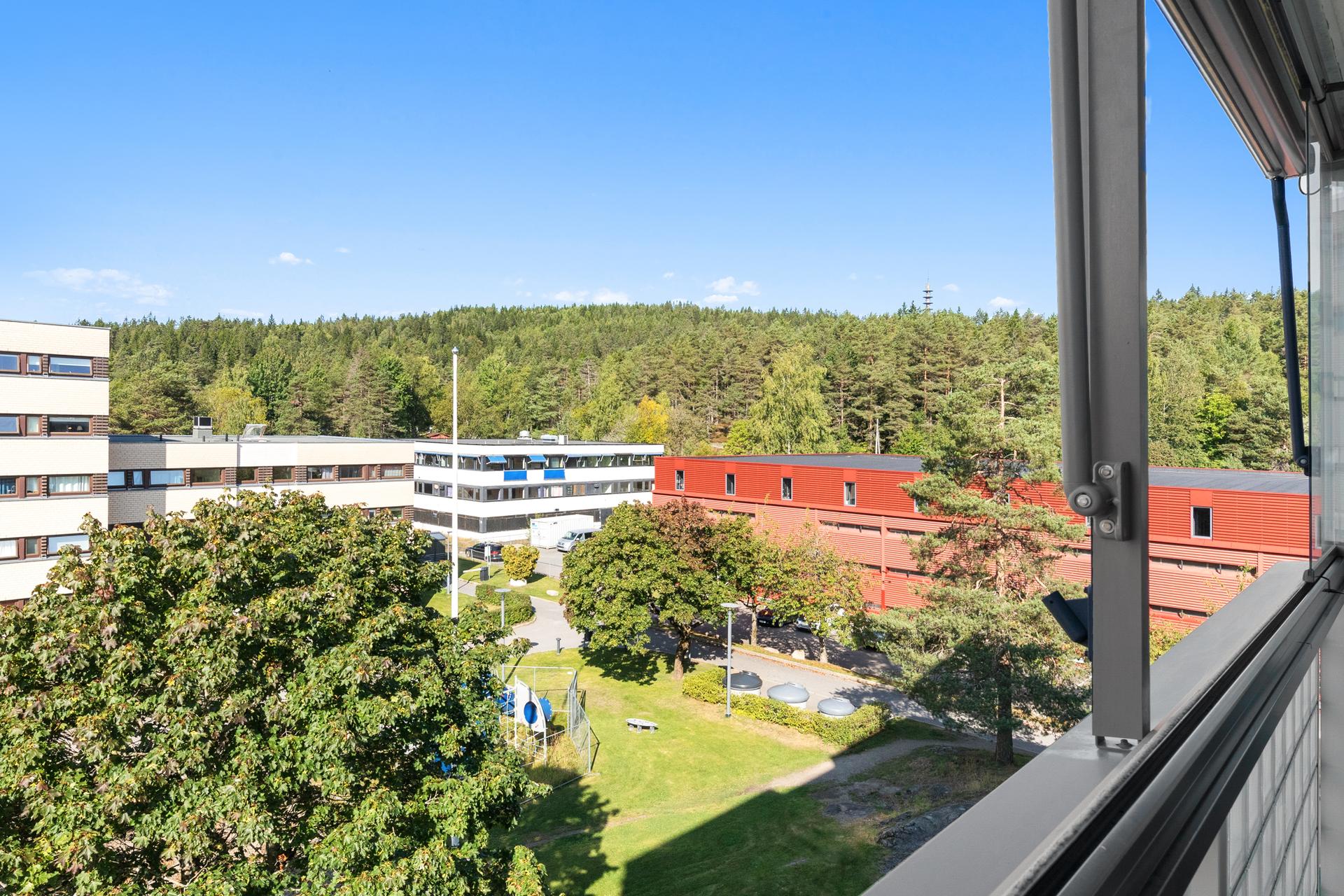 Fra balkongen kan man nyte et pent og rolig utsyn utover borettslagets hyggelige og grønne fellesområder.. Bilde nummer 2 av 3