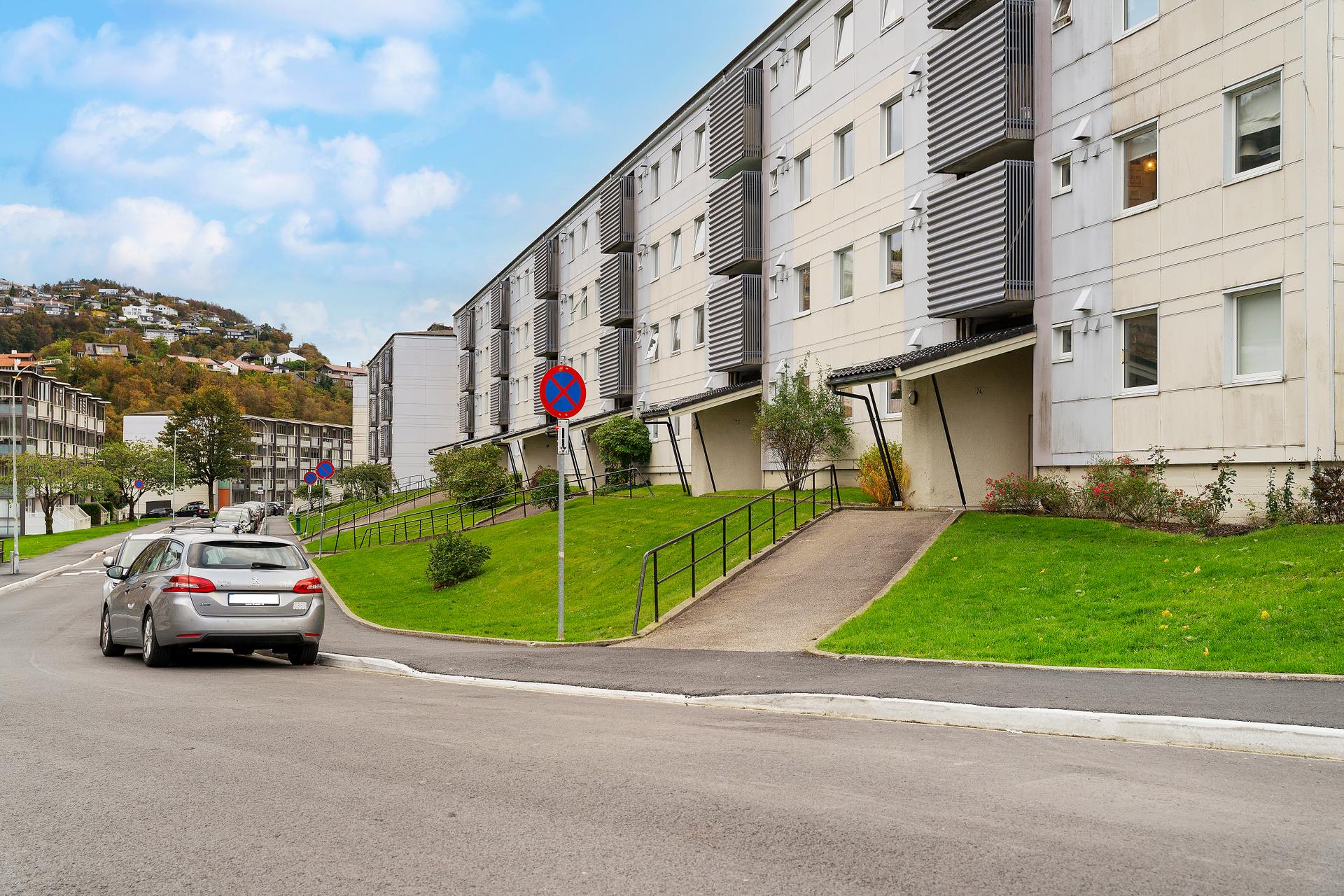 Mannsverk Boliglag består av lavblokker med velstelte grøntarealer og rolige omgivelser.. Bilde nummer 2 av 3