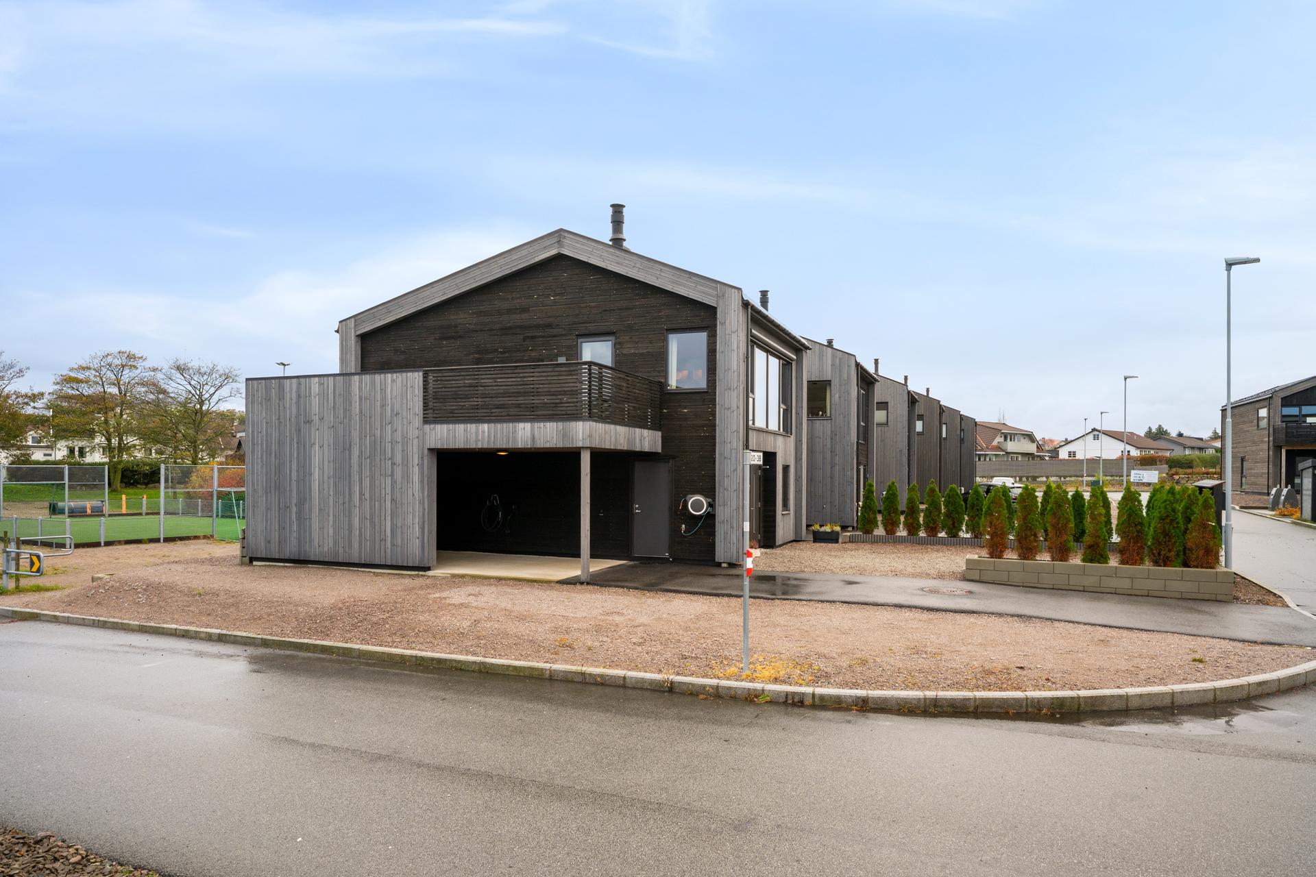Moderne enebolig fra 2023 over to plan med carport og tilhørende sportsbod.. Bilde nummer 2 av 3