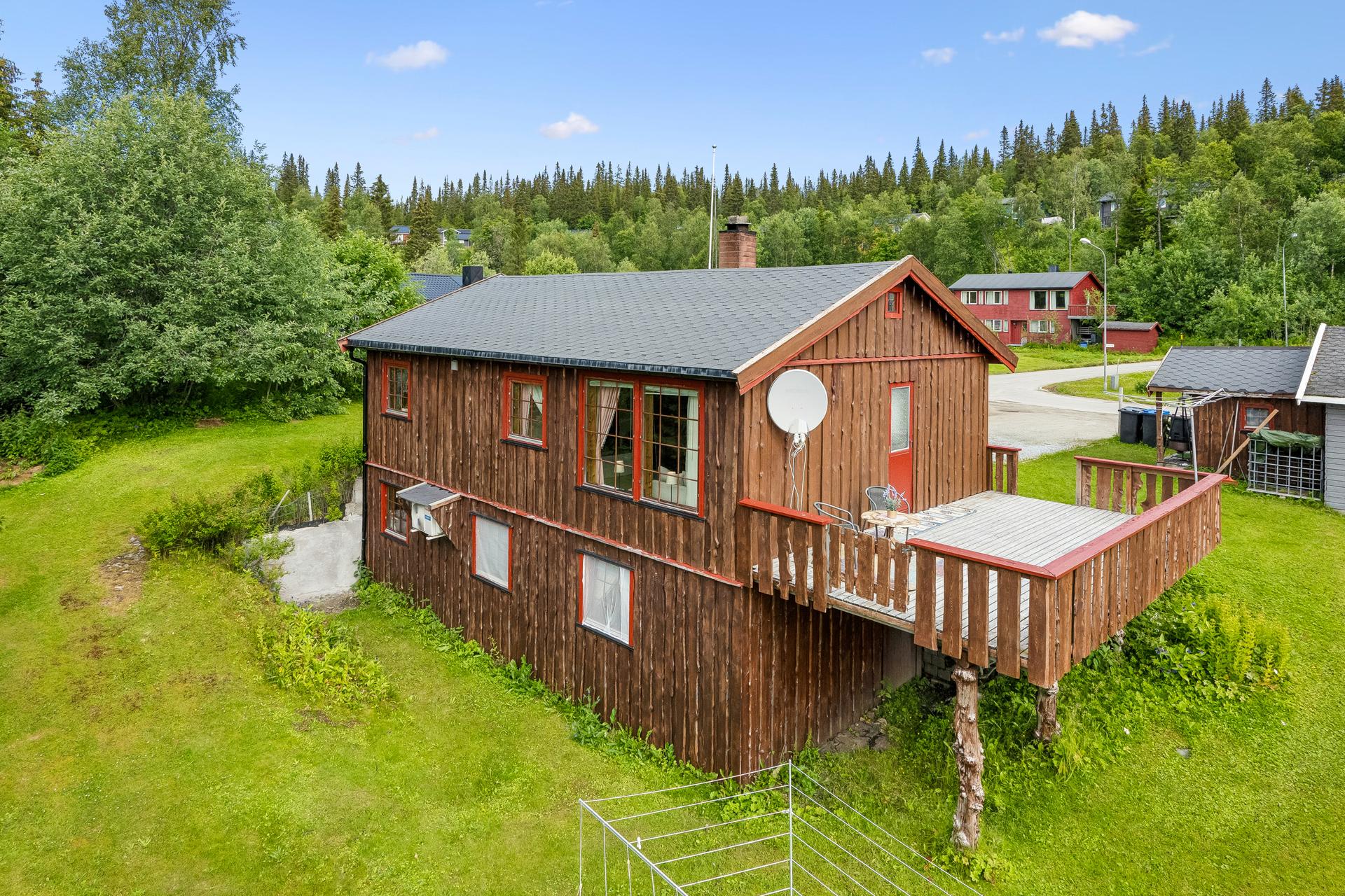 Enebolig beliggende i et boligfelt i Røyrvik, ca. 1 km fra Røyrvik oppvekstsenter, kommunesenteret og dagligvarebutikk.. Bilde nummer 2 av 3
