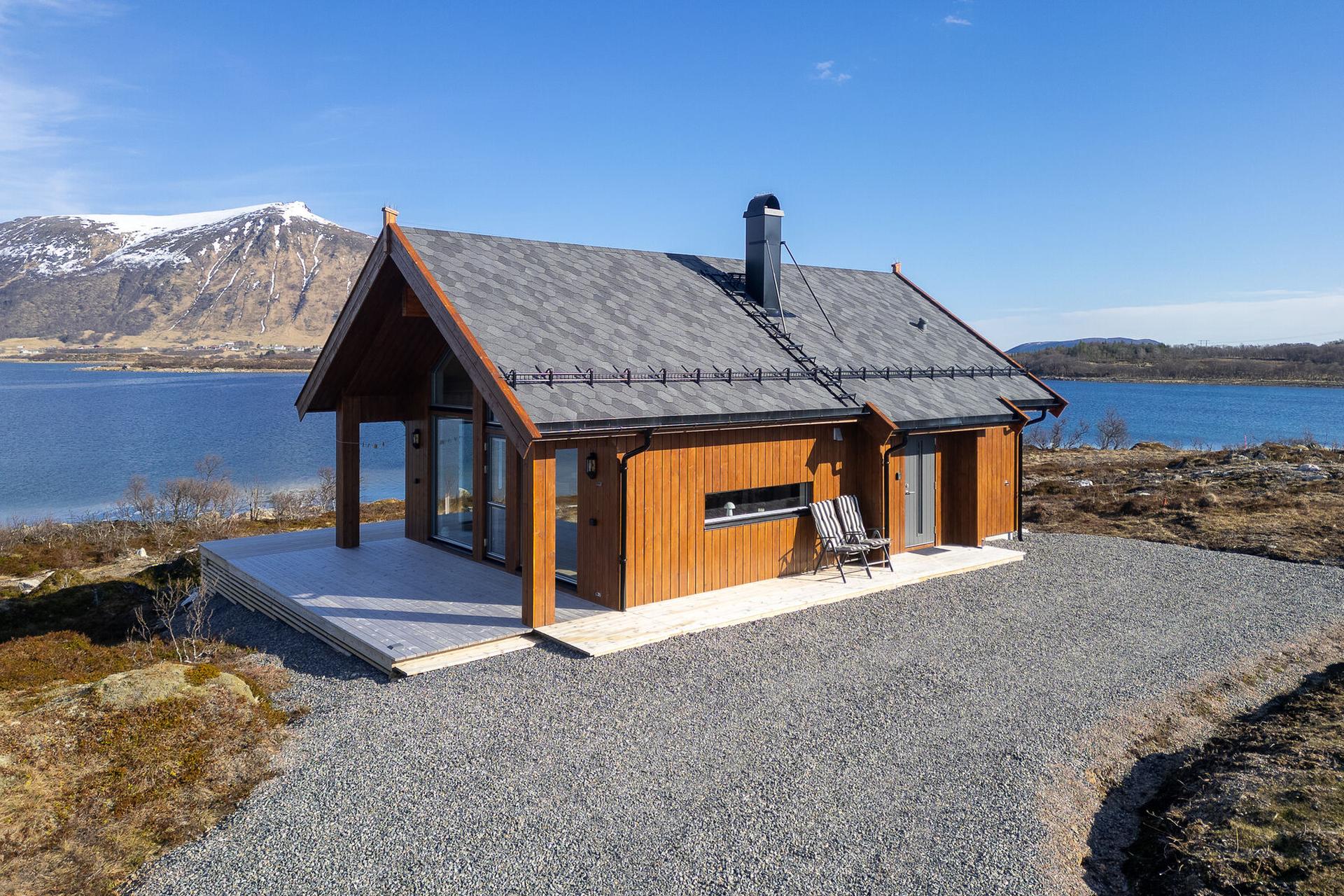 Velkommen til en stilren og moderne hytte med gjennomtenkt planløsning og flott beliggenhet på Andøya.. Bilde nummer 2 av 3