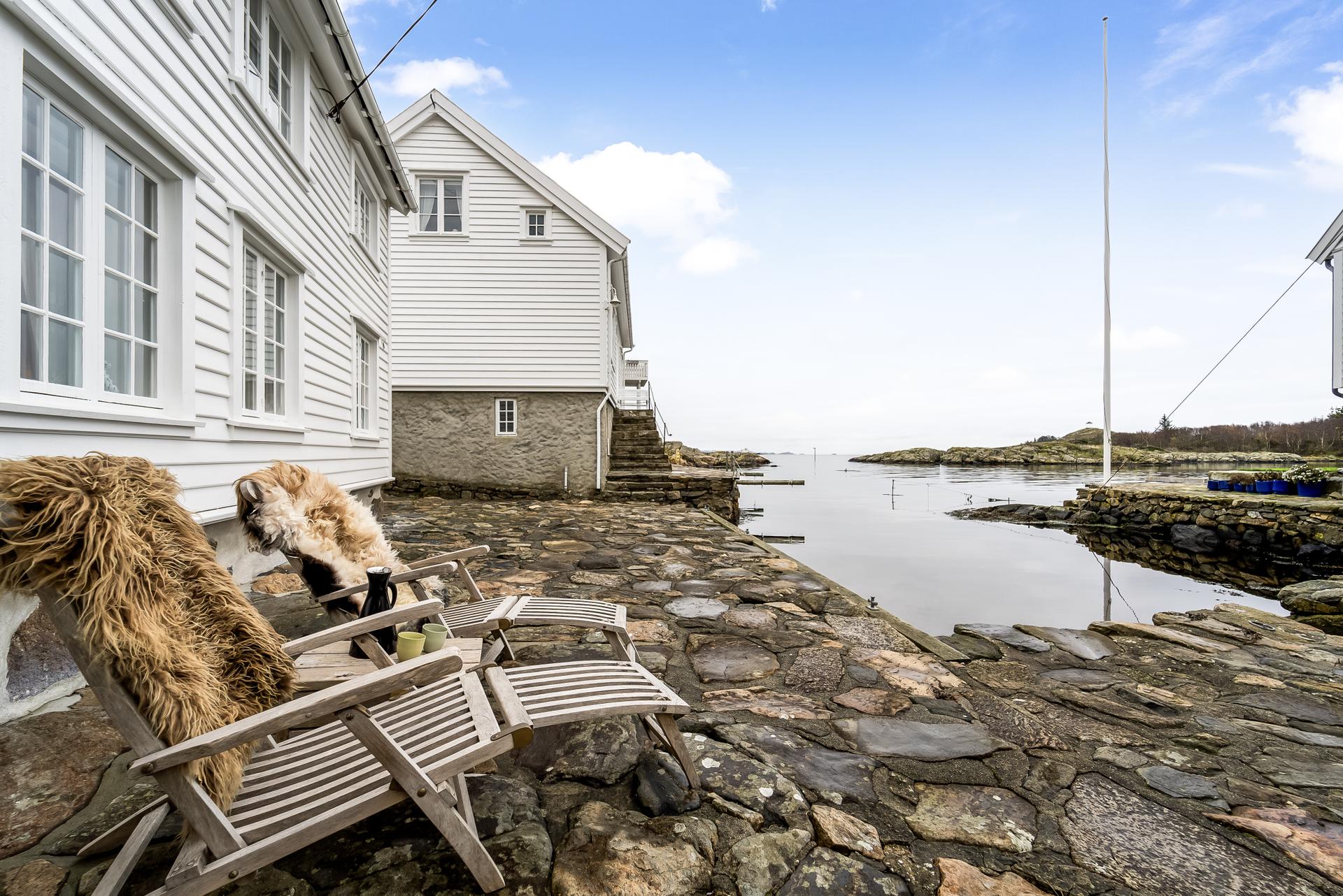 Sjarmerende sjøeiendom med idyllisk utsikt, steinbelagt brygge og rolig atmosfære. Perfekt for avslapning ved vannkanten.. Bilde nummer 3 av 3