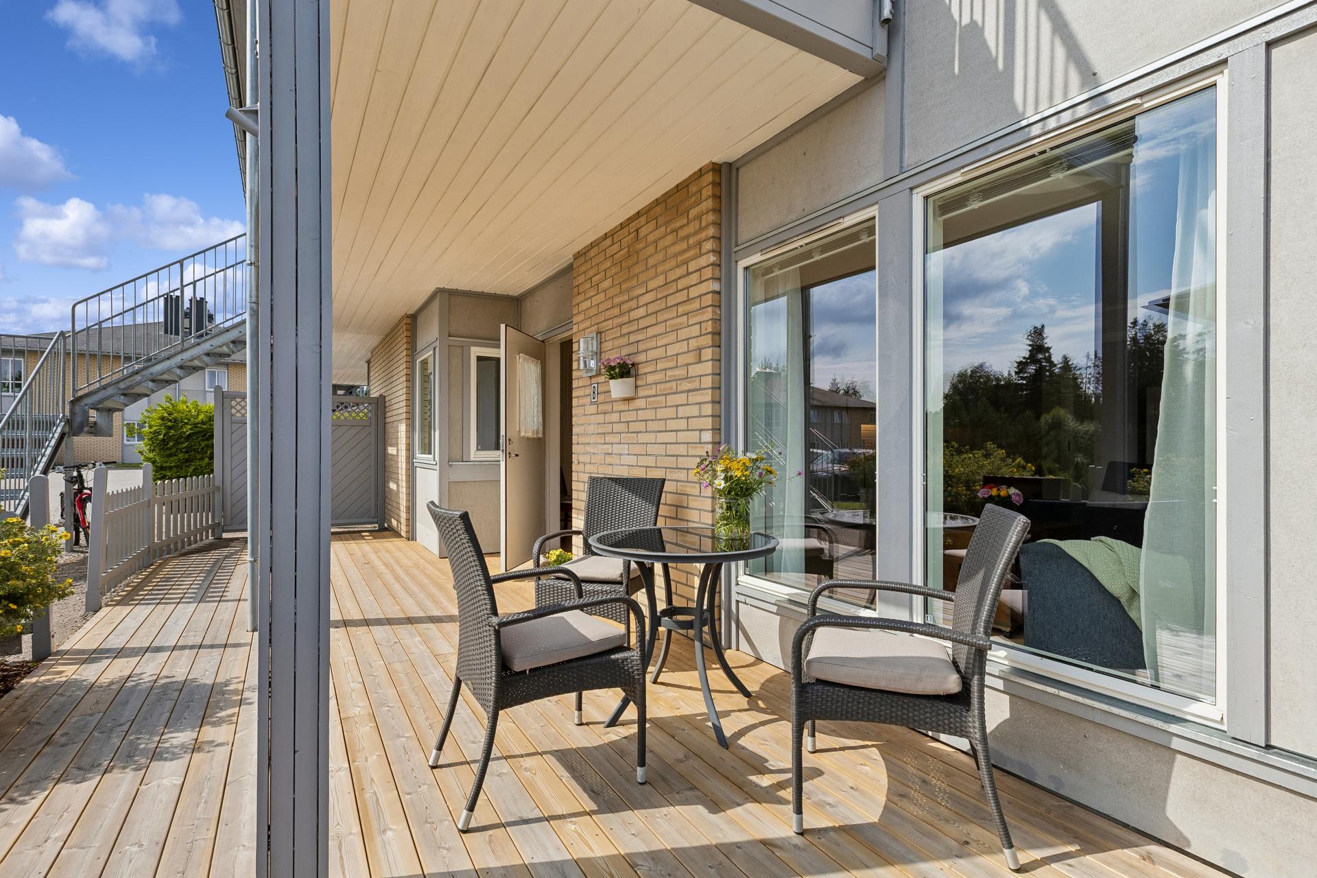 Fra stuen er det direkte utgang til en romslig markterrasse med god plass til utemøbler.. Bilde nummer 2 av 3