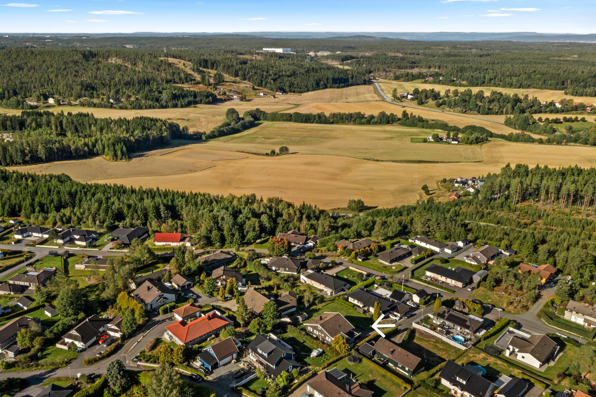Høytliggende tomt med gode solforhold og fin utsikt over nærområdet.. Bilde nummer 2 av 3