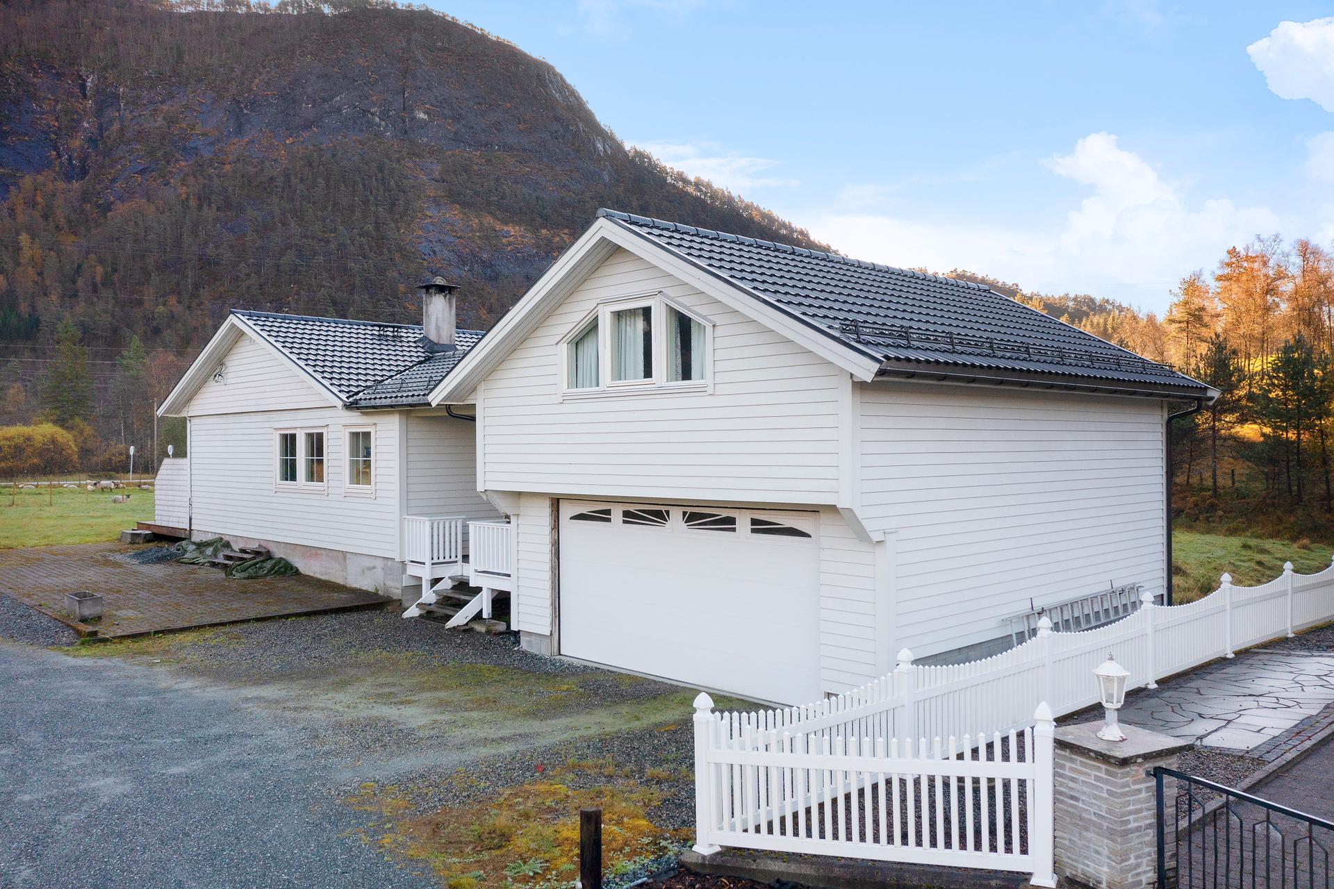 Einebustad med romslig garasje. Bilde nummer 2 av 3