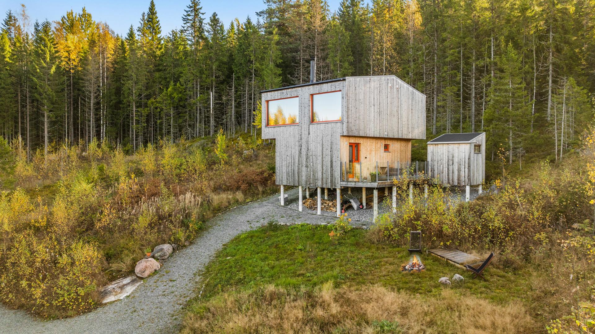 Dette er en stilig, moderne og arkitekttegnet fritidsbolig fra 2022 med høy standard.. Bilde nummer 2 av 3