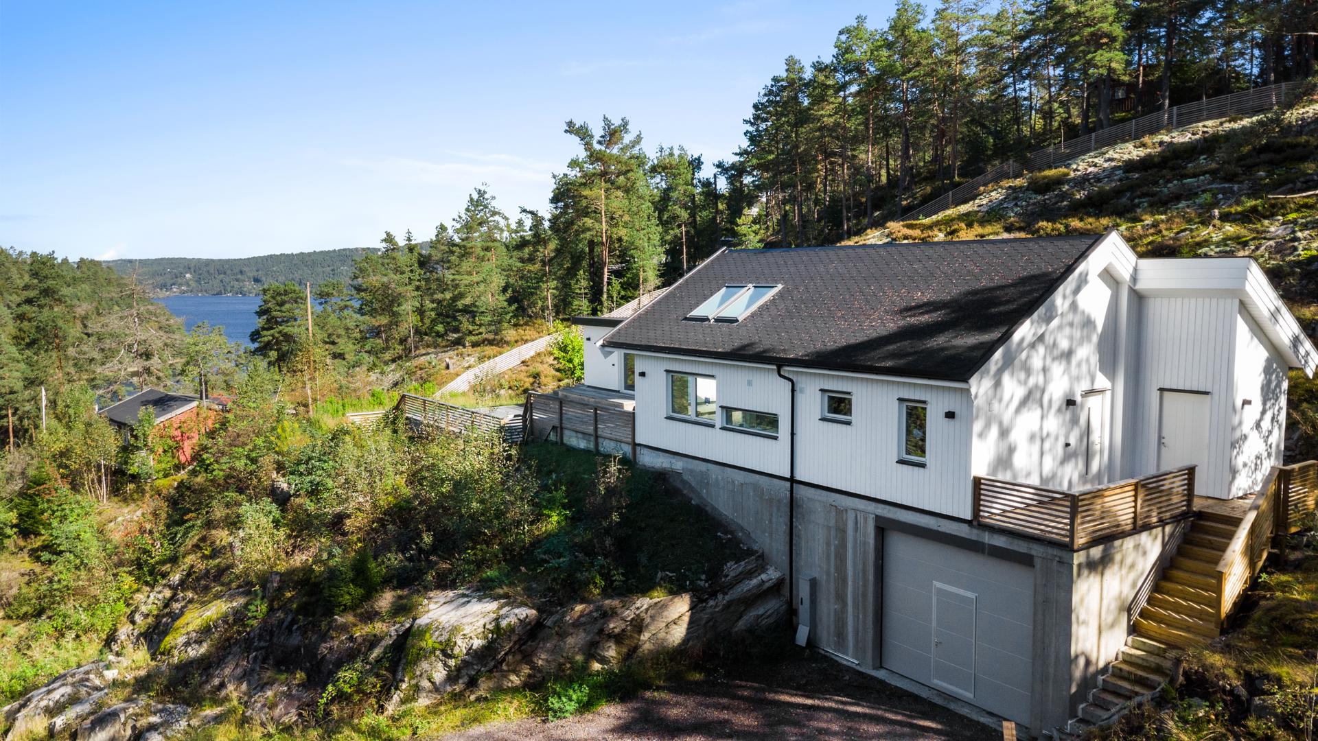 Eiendommen ligger kun ca. 100 meter fra sjøen, med kort vei til flere brygger som Kjærnes og Nebba.. Bilde nummer 2 av 3